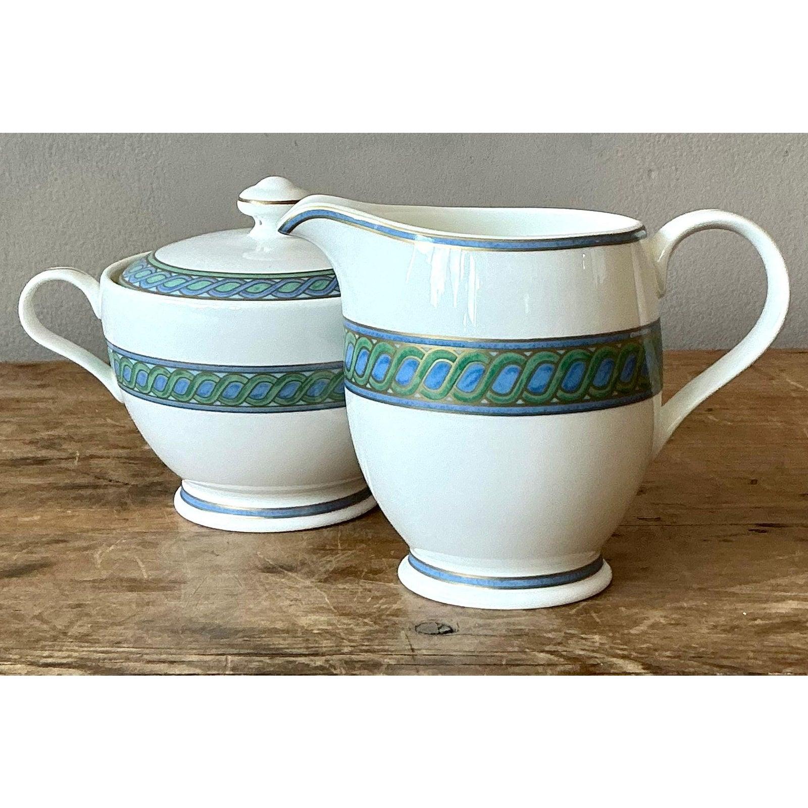 Aggiungi un tocco di fascino vintage francese alla tua tavola con questo set di lattiera e zuccheriera con coperchio di Christofle 