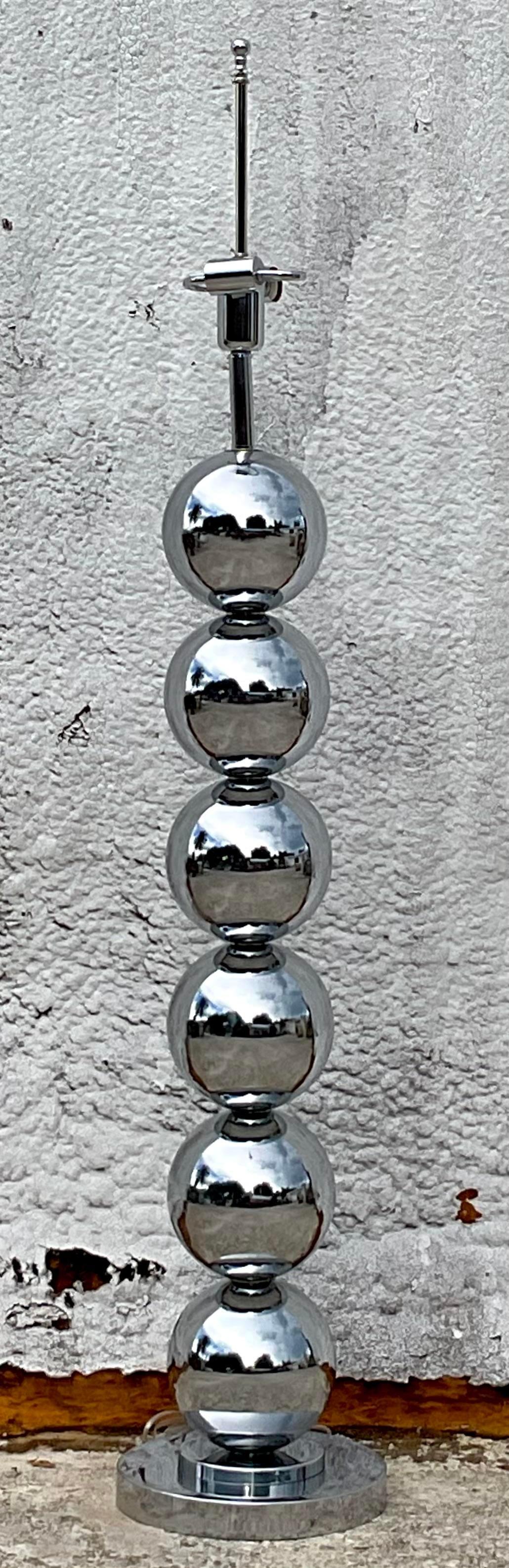 Illuminez votre intérieur avec le lampadaire Vintage Boho Chrome After Kovacs. Cette superbe pièce de Brown Jordan associe un design chromé élégant à une touche bohème, offrant une solution d'éclairage élégante et sophistiquée qui met en valeur