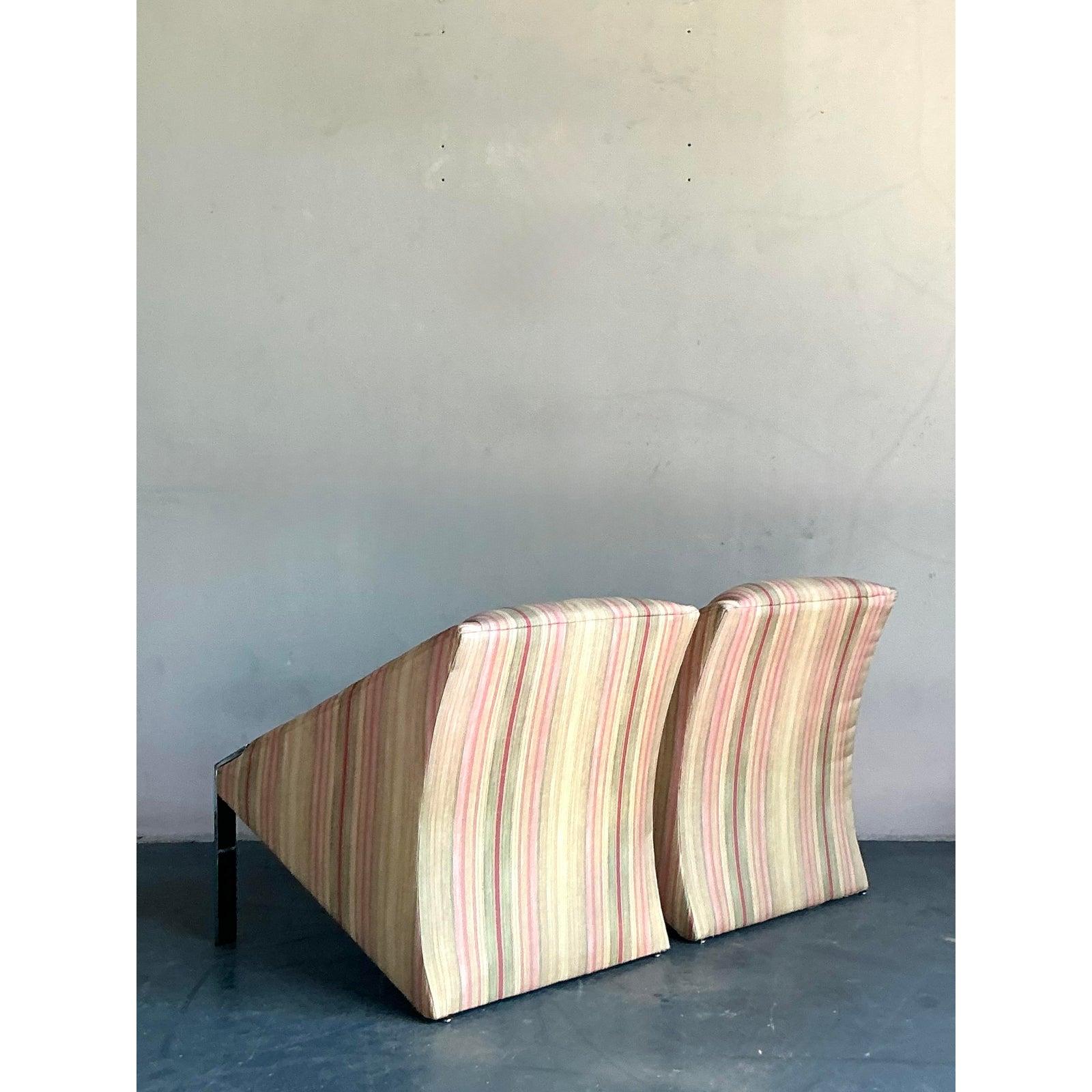 Icône de l'élégance postmoderne des années 1980, cette étonnante paire de chaises longues d'après la légendaire designer française Andrée Putman met en valeur sa maîtrise des formes sculpturales et des matériaux sophistiqués. La silhouette