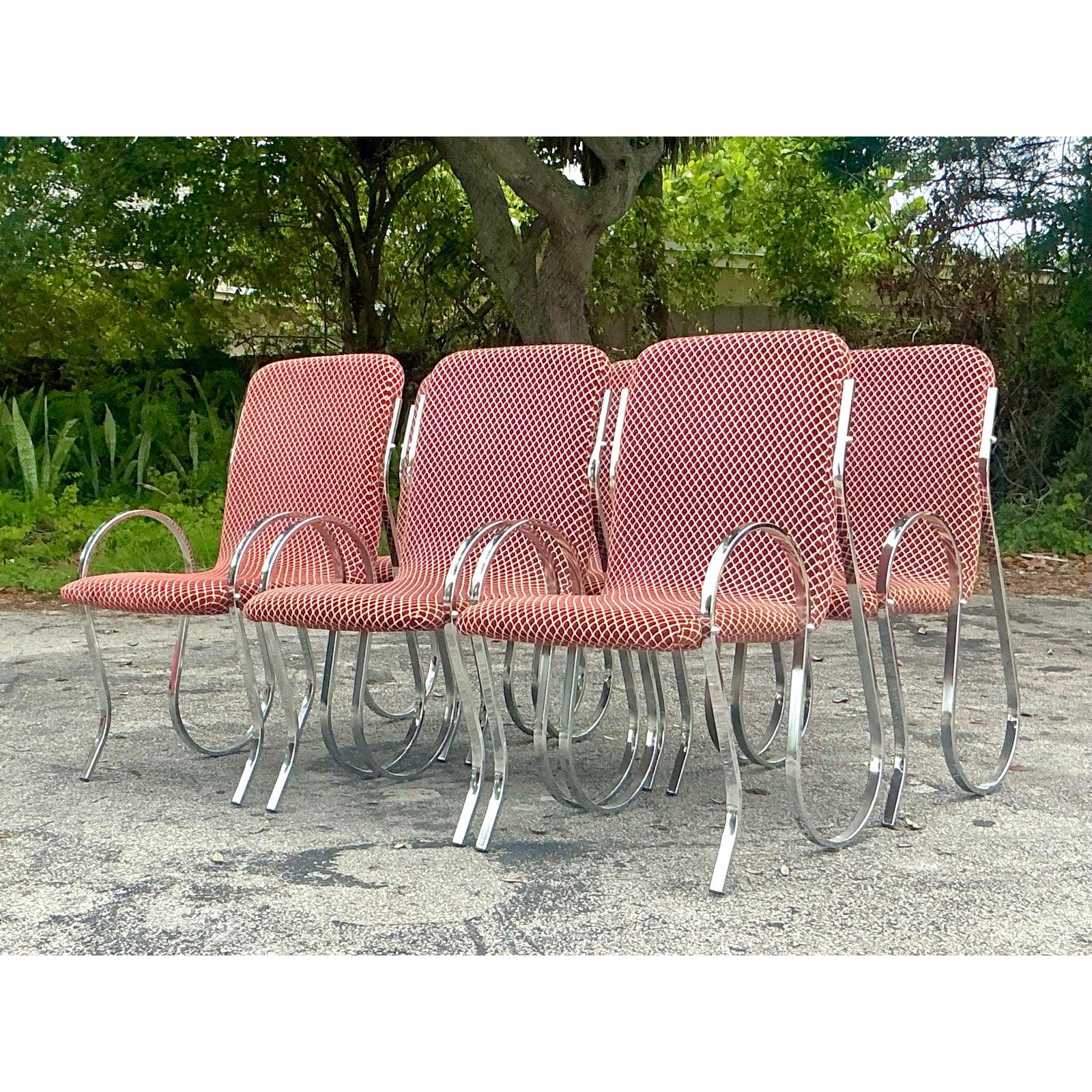 Tauchen Sie ein in eine Welt, in der modernes Design auf böhmisches Flair trifft - mit diesem außergewöhnlichen Set aus sechs Vintage-Esszimmerstühlen. Mit ihren auffälligen verchromten 