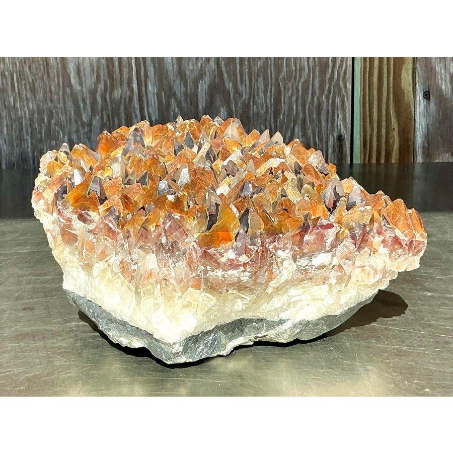 Porta l'eleganza della terra nel tuo spazio con questo cluster vintage boho di quarzo citrino naturale da 22 libbre. Con le sue calde sfumature dorate, questo splendido pezzo di cristallo mette in mostra la bellezza grezza e le formazioni uniche del