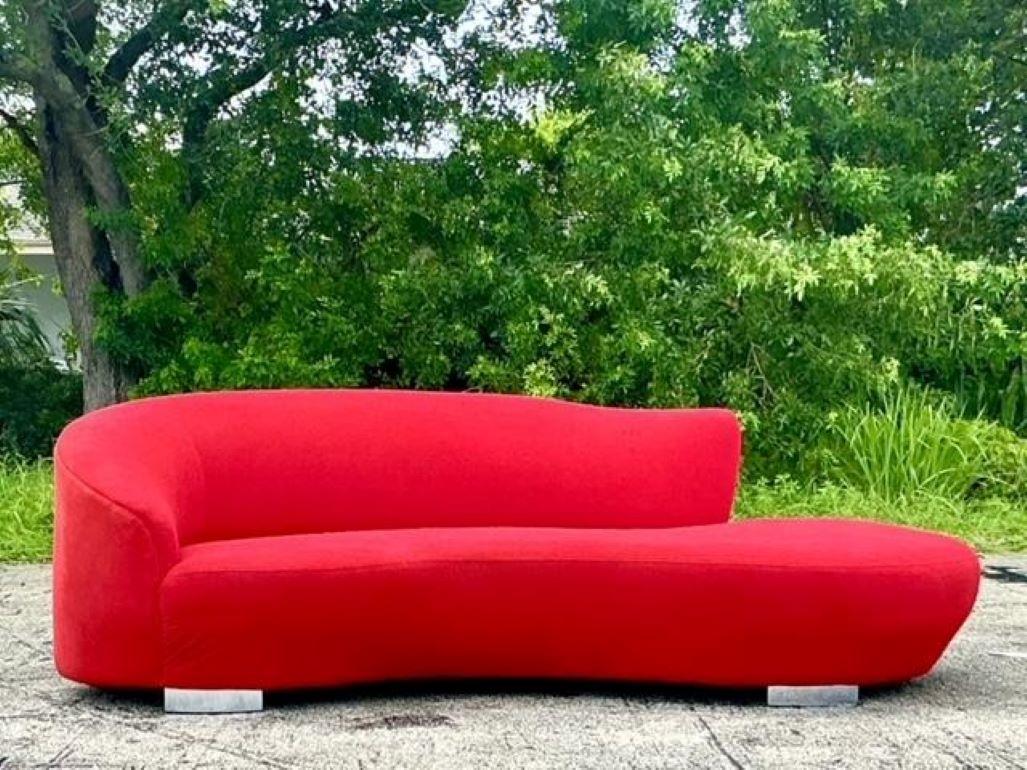 Transformez votre espace de vie avec ce superbe canapé vintage Boho Cloud, inspiré du design emblématique de Weiman. Doté de coussins pelucheux en forme de nuage et d'une silhouette élégante, ce canapé respire le confort et le style. Le rembourrage