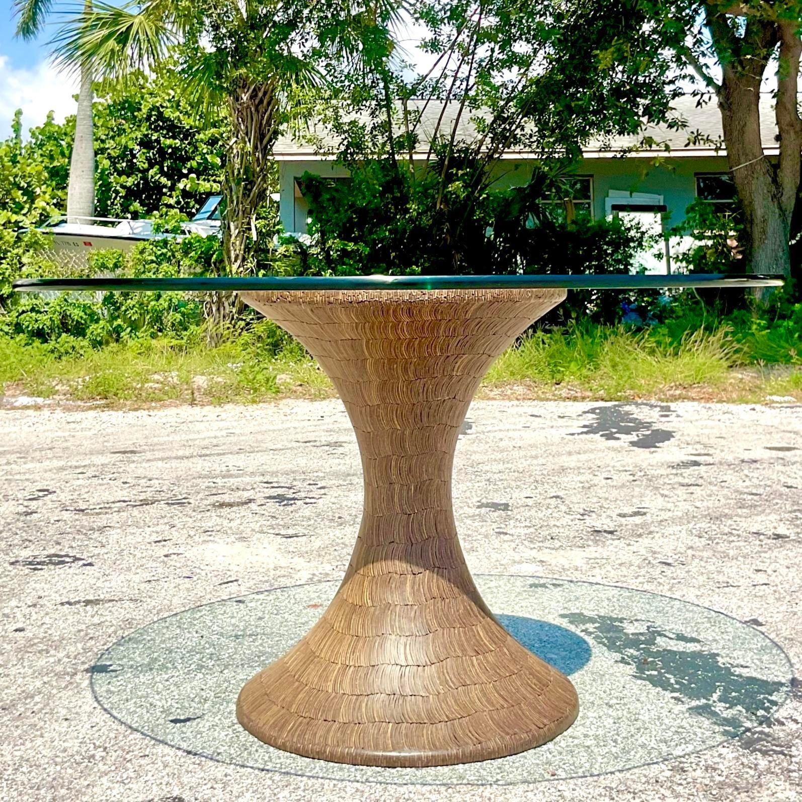 Table de salle à manger vintage Boho à piédestal en forme de coquille de noix de coco en vente 4