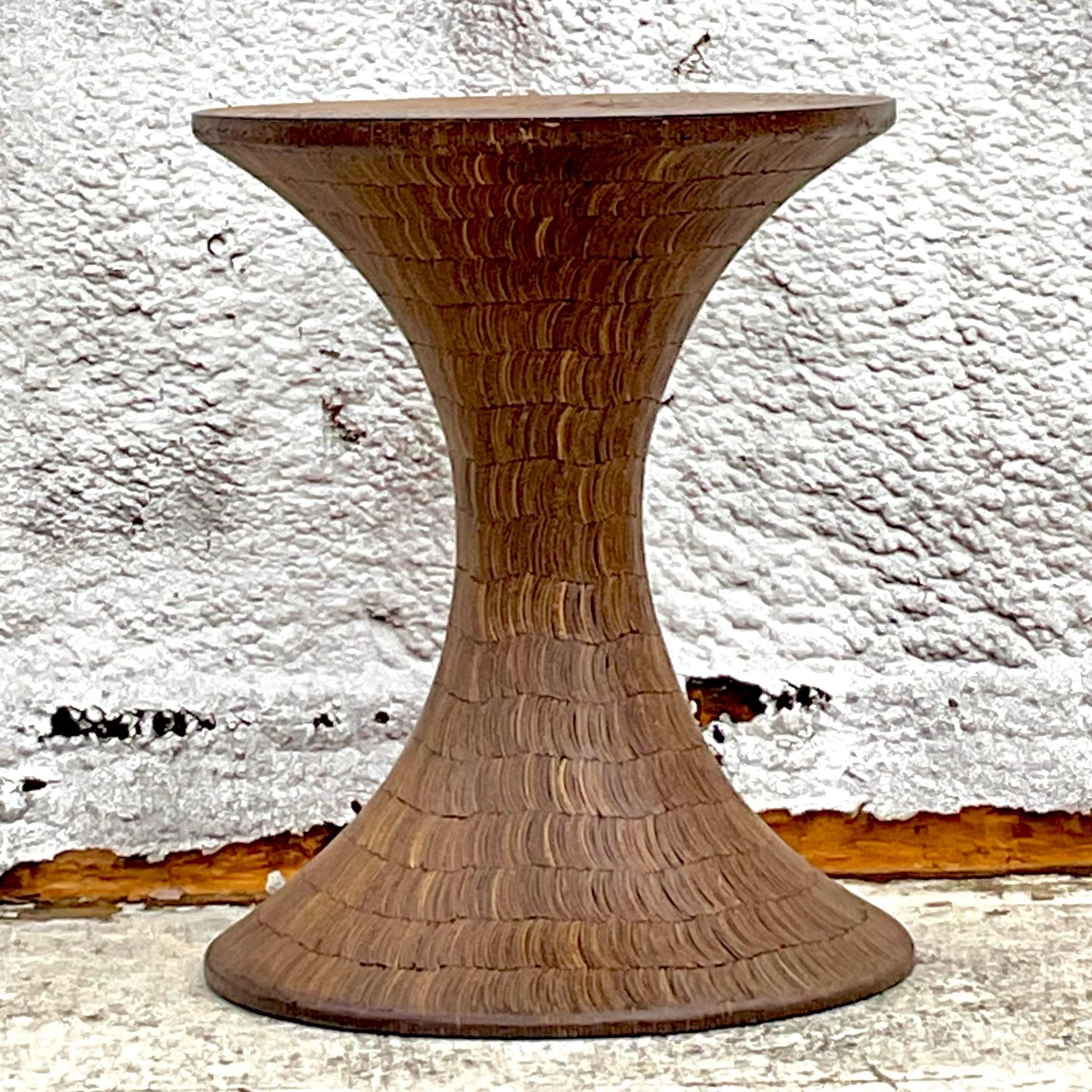 Cette table à manger Vintage Boho est dotée d'un socle saisissant fabriqué à partir de coquilles de noix de coco, créant ainsi un aspect texturé unique. Le plateau rond ajoute de la chaleur et du caractère, ce qui en fait la pièce maîtresse parfaite