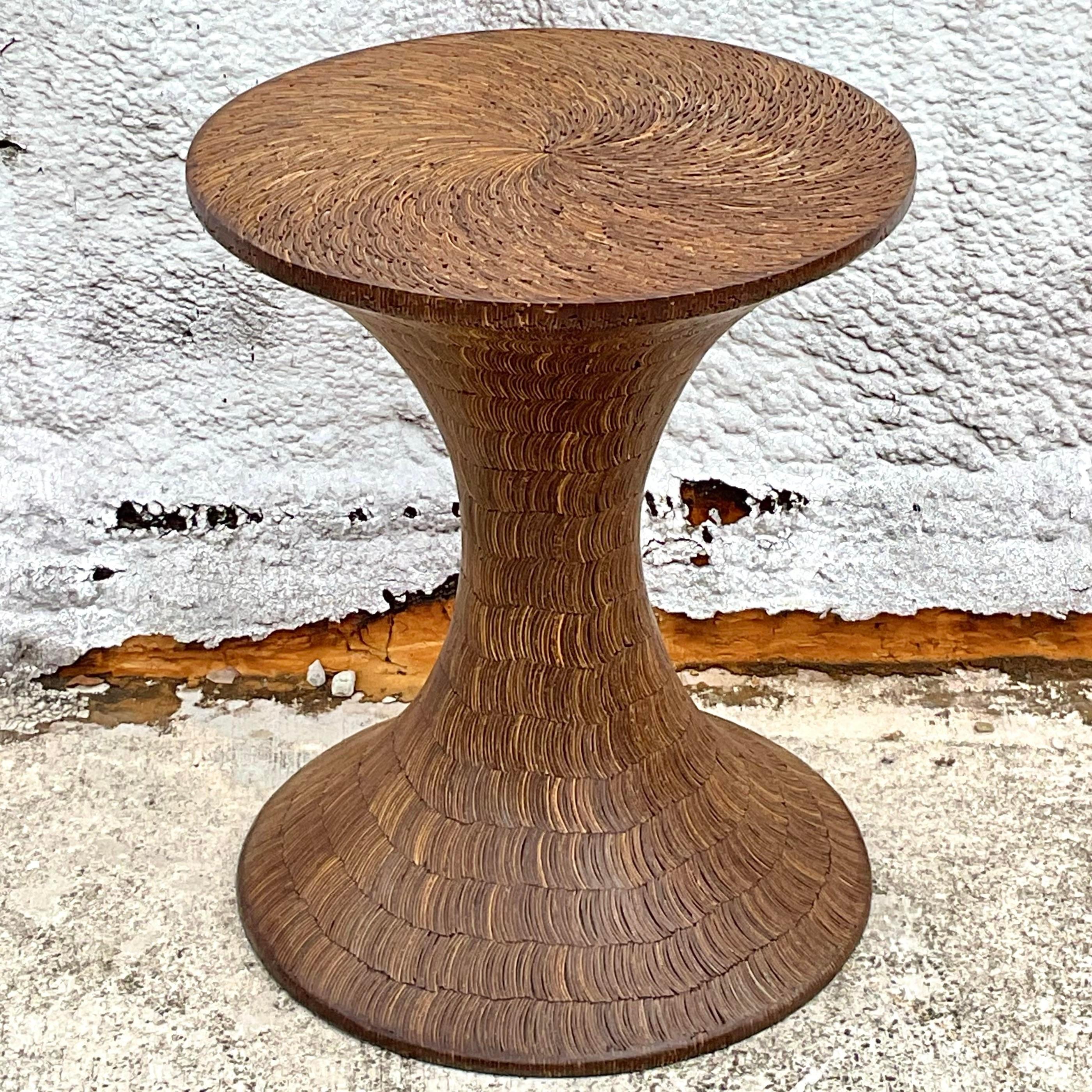 Table de salle à manger vintage Boho à piédestal en forme de coquille de noix de coco Bon état - En vente à west palm beach, FL
