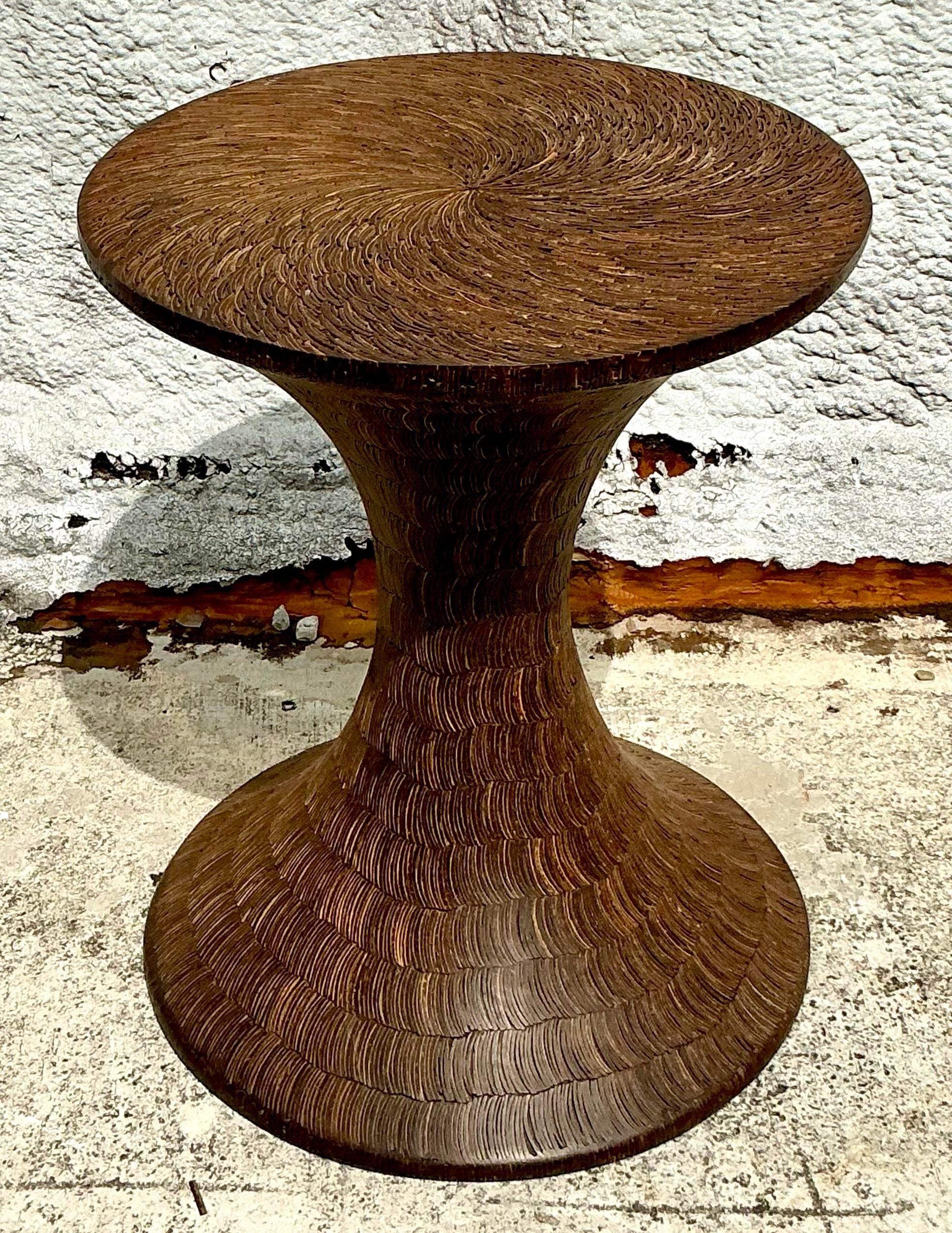 Table de salle à manger vintage Boho à piédestal en forme de coquille de noix de coco en vente 1