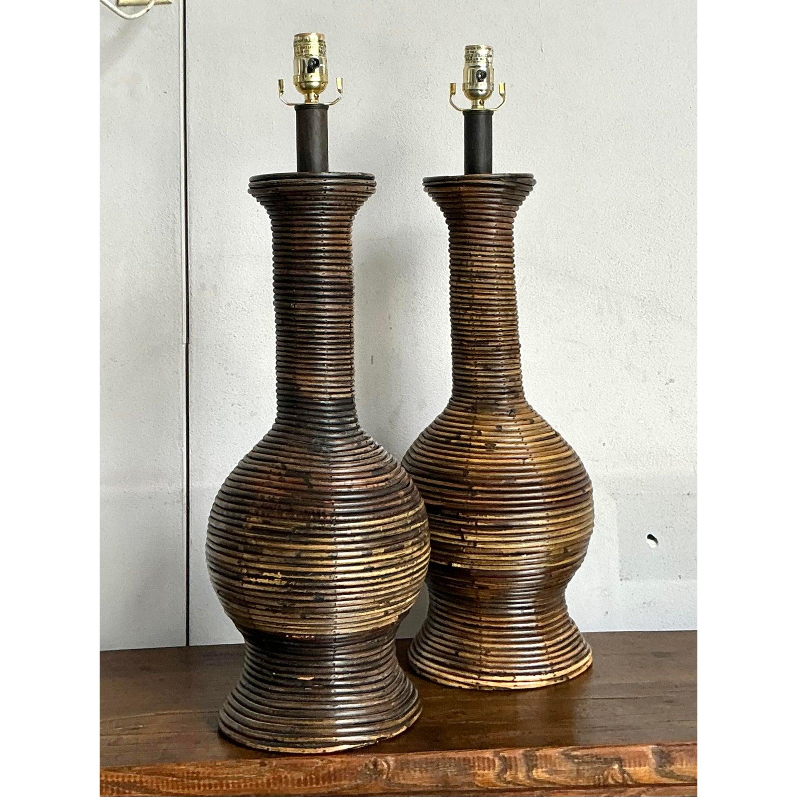 Introduce una asombrosa dosis de textura orgánica en tu interior con este excepcional par de lámparas vintage de caña en espiral. Magistralmente elaborada, cada lámpara presenta una silueta clásica en forma de botella, meticulosamente construida con