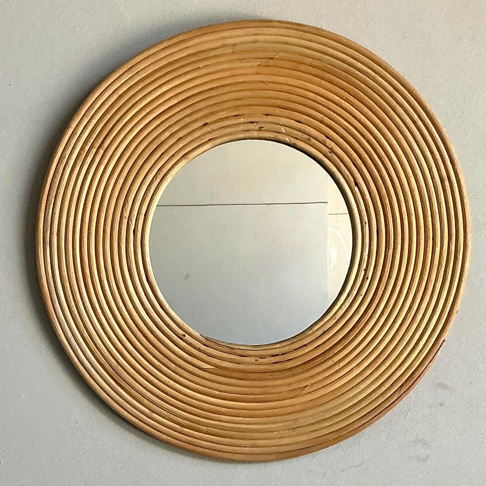 Découvrez l'allure captivante de ce miroir Vintage Boho Coiled Pencil Reed, véritable témoignage de l'artisanat naturel et de l'élégance bohème. Ce miroir rond exquis présente un cadre magnifiquement complexe composé de roseaux de crayon étroitement