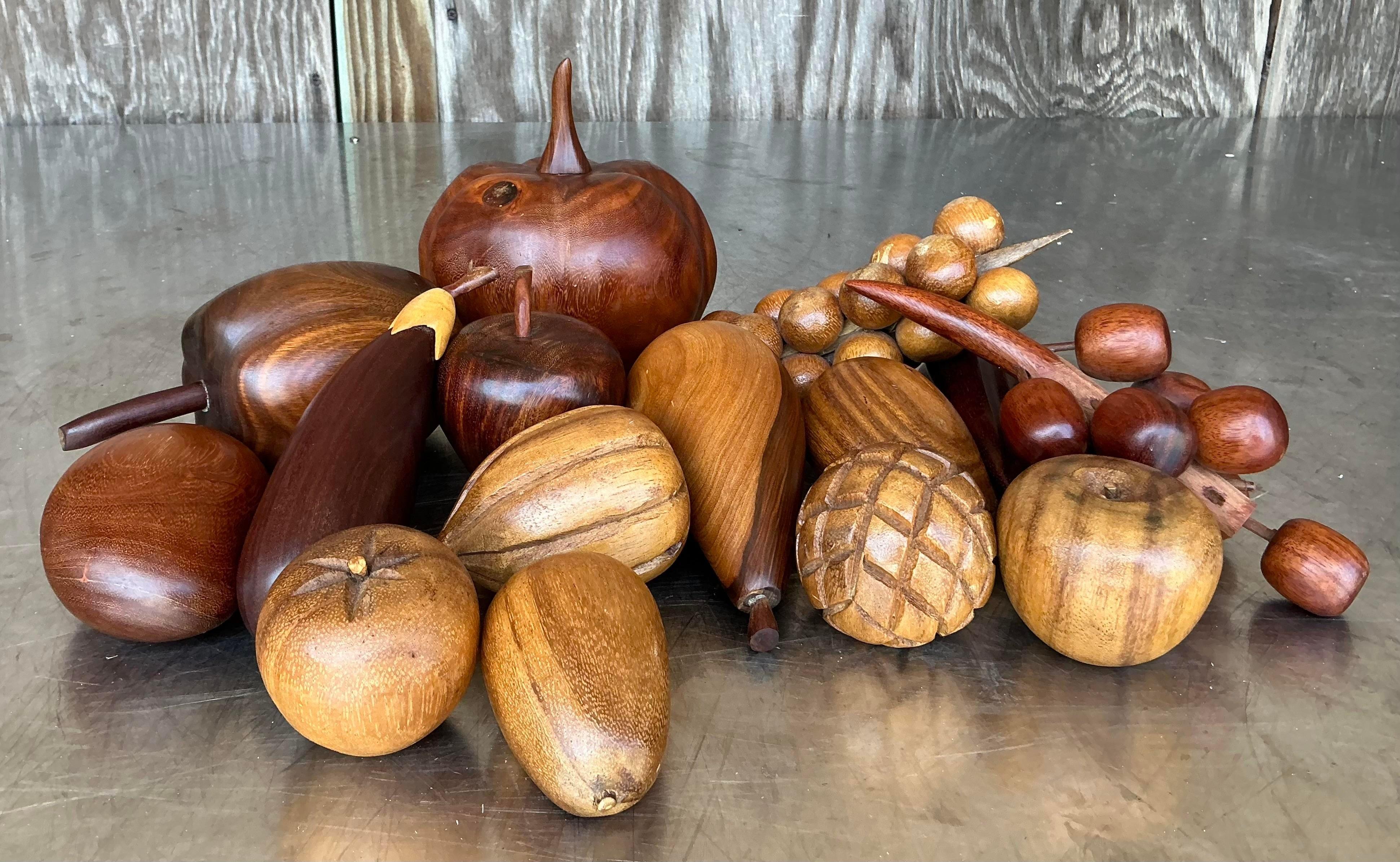 Añade un toque natural a tu decoración con esta Colección Vintage Boho de Frutas de Madera. Talladas a mano en madera noble, cada pieza de esta colección muestra la belleza de los materiales orgánicos con veteados únicos y acabados suaves. Perfecta