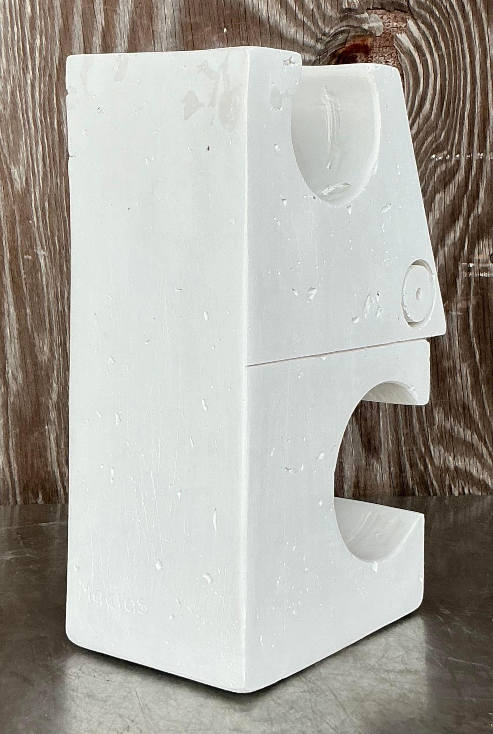 Questo esclusivo busto di uomo in stile costruttivista bohémien è un pezzo unico per tutti gli appassionati di arte moderna. Realizzato con un design elegante e geometrico, questo busto scultoreo presenta linee nette e forme minimaliste, catturando