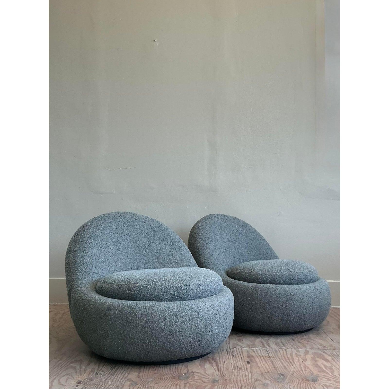 Scopri l'epitome del comfort e del design all'avanguardia con questa affascinante coppia di poltrone girevoli Vintage Boucle. Queste bellezze scultoree incarnano una silhouette organica e invitante, rivestita in un lussuoso e tattile tessuto boucle