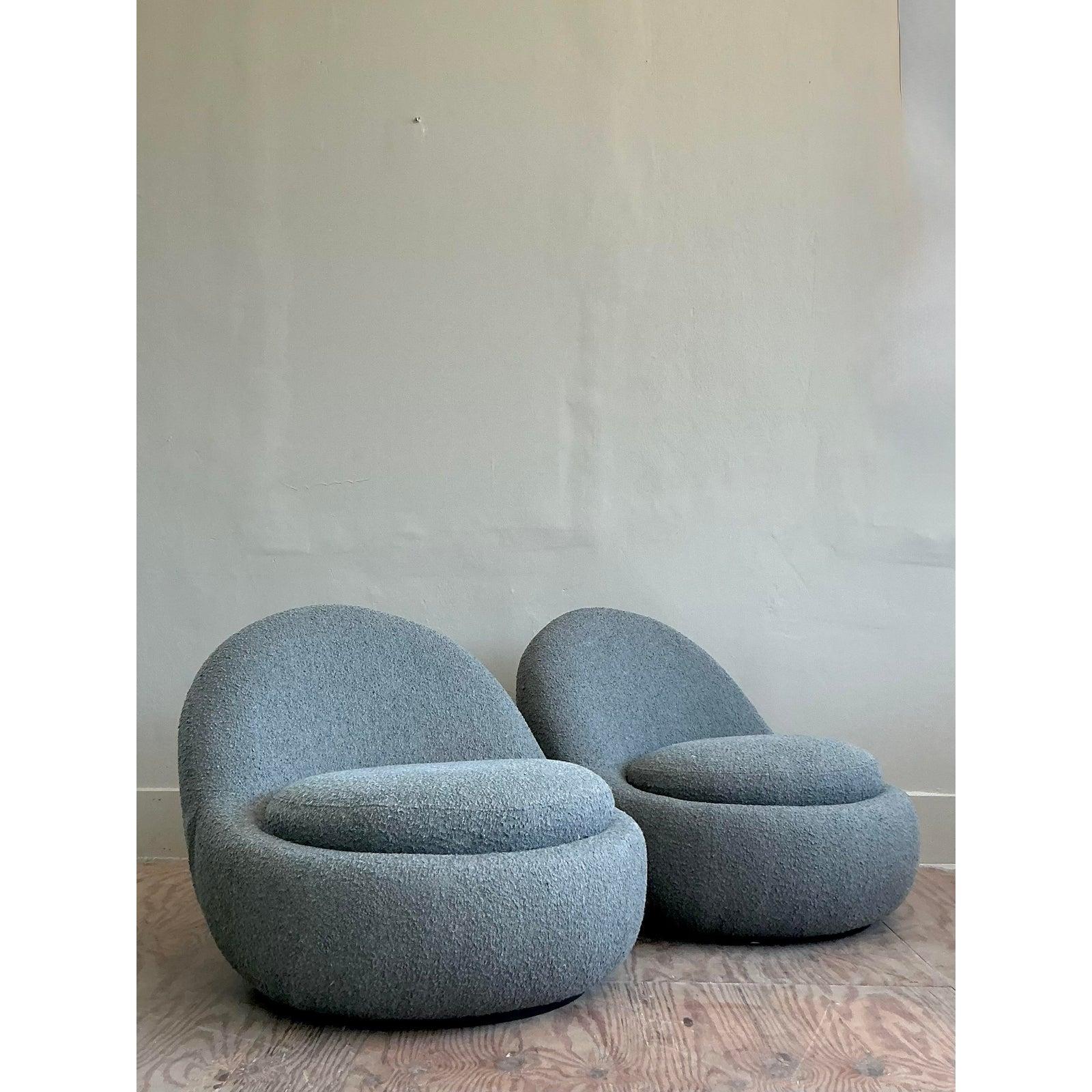 Postmoderno Sedie girevoli in bouclé contemporanee vintage - Una coppia in vendita