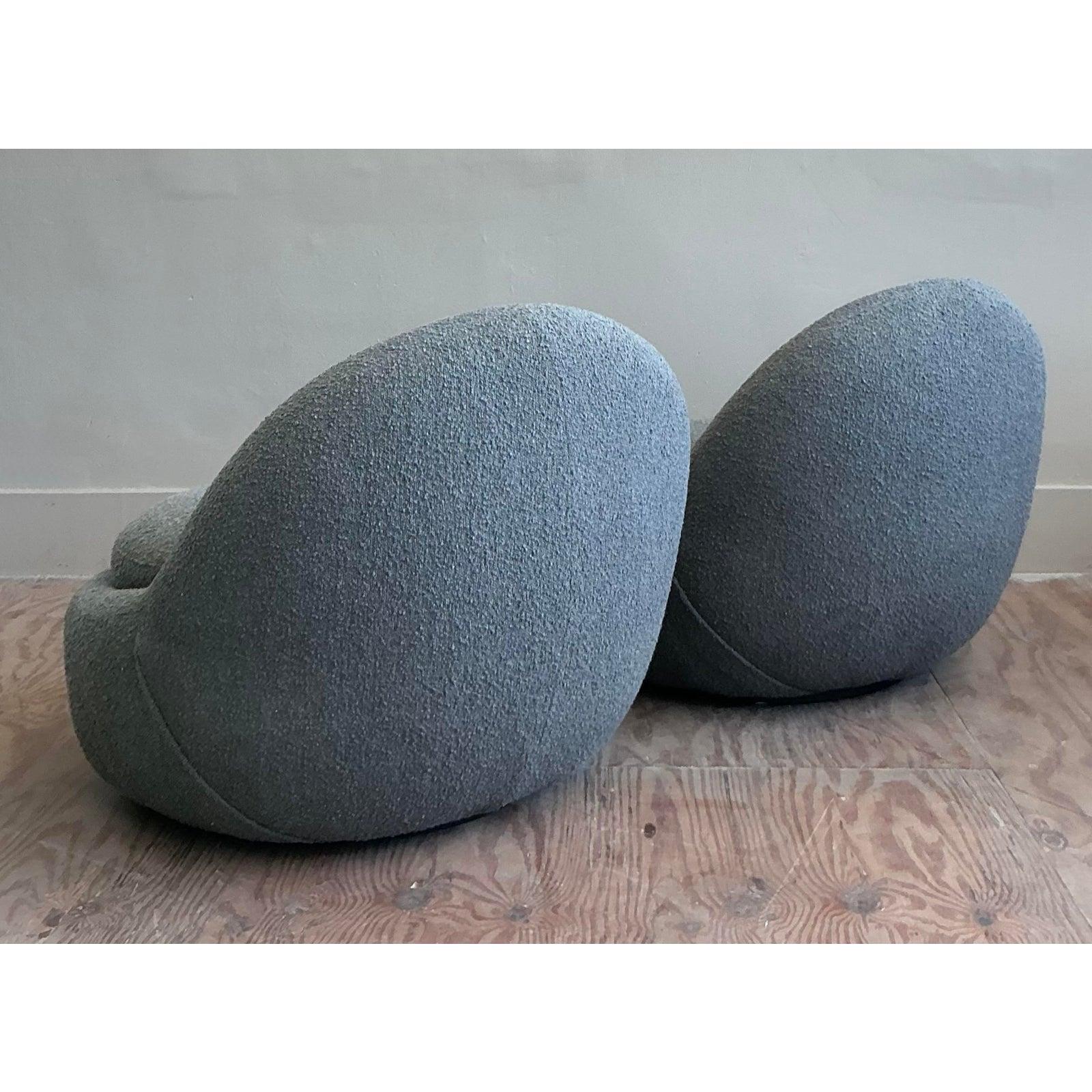Sedie girevoli in bouclé contemporanee vintage - Una coppia in vendita 1