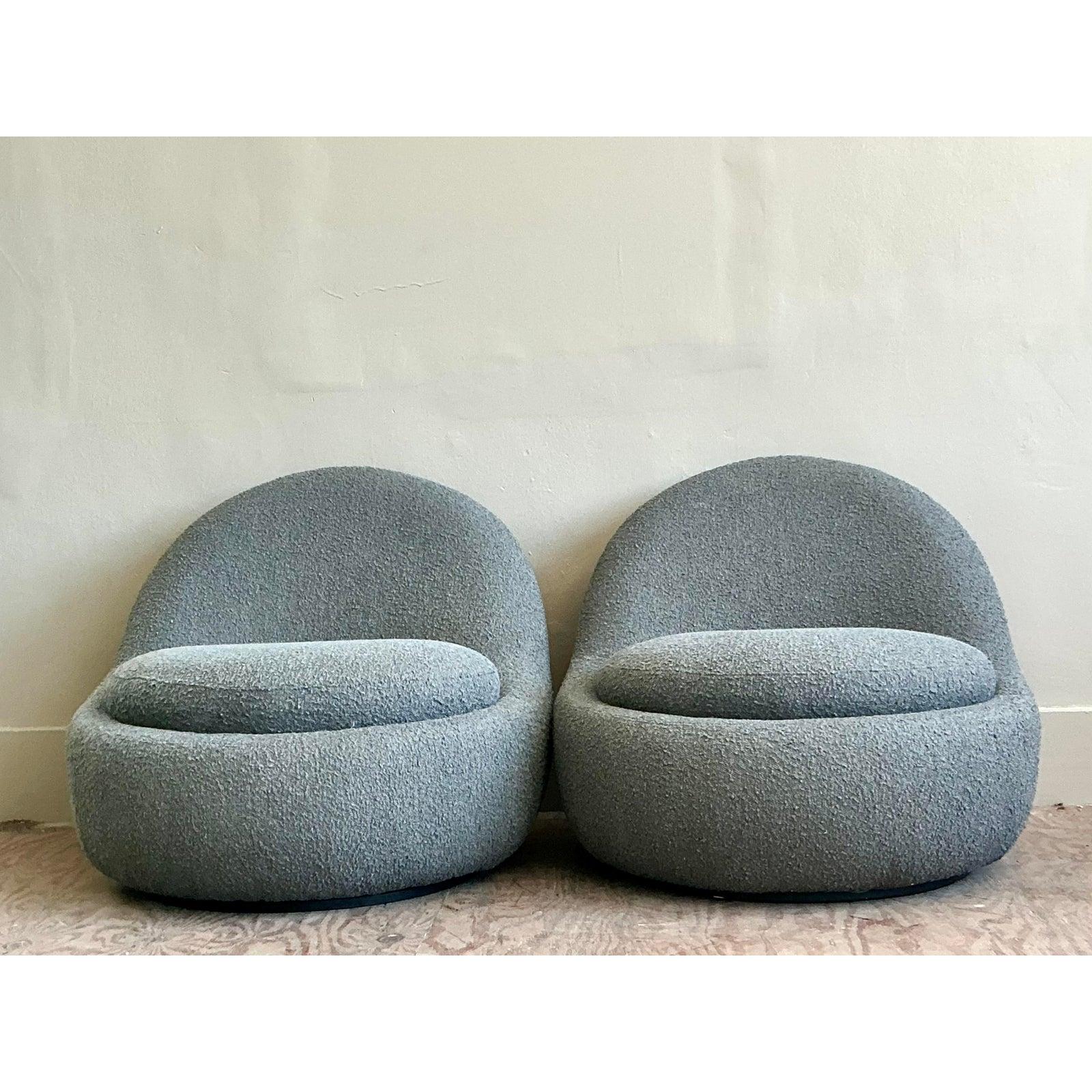 Sedie girevoli in bouclé contemporanee vintage - Una coppia in vendita 2