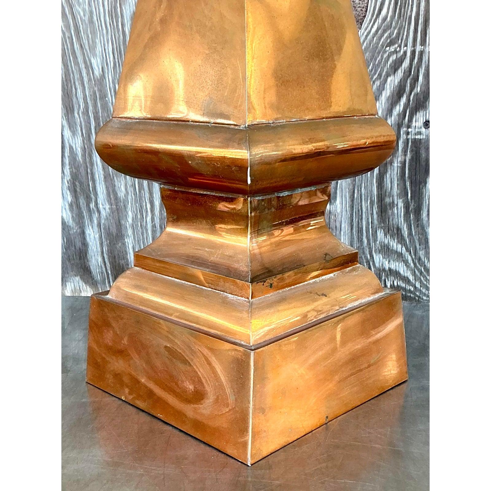 Introduci un pezzo di intrigo architettonico e fascino bohémien nel tuo spazio con questa guglia in rame vintage bohémien. Realizzato in vero rame, questo sorprendente oggetto decorativo presenta un irresistibile design a più livelli e a punta che