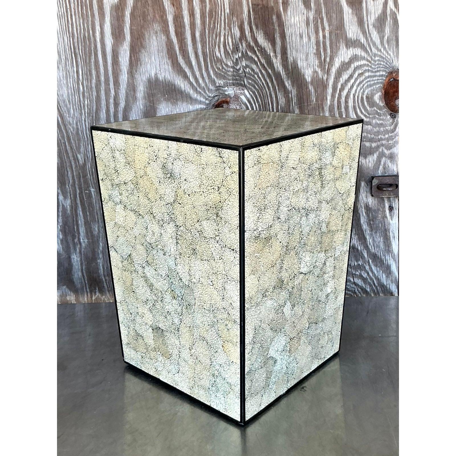 Introduce a touch of rare artistry and vintage sophistication to your decor with this exquisite coquille d’oeuf (eggshell lacquer) table. Reminiscent of the luxurious designs of the Art Deco era and the meticulous Chinoiserie or Japanese Rankaku
