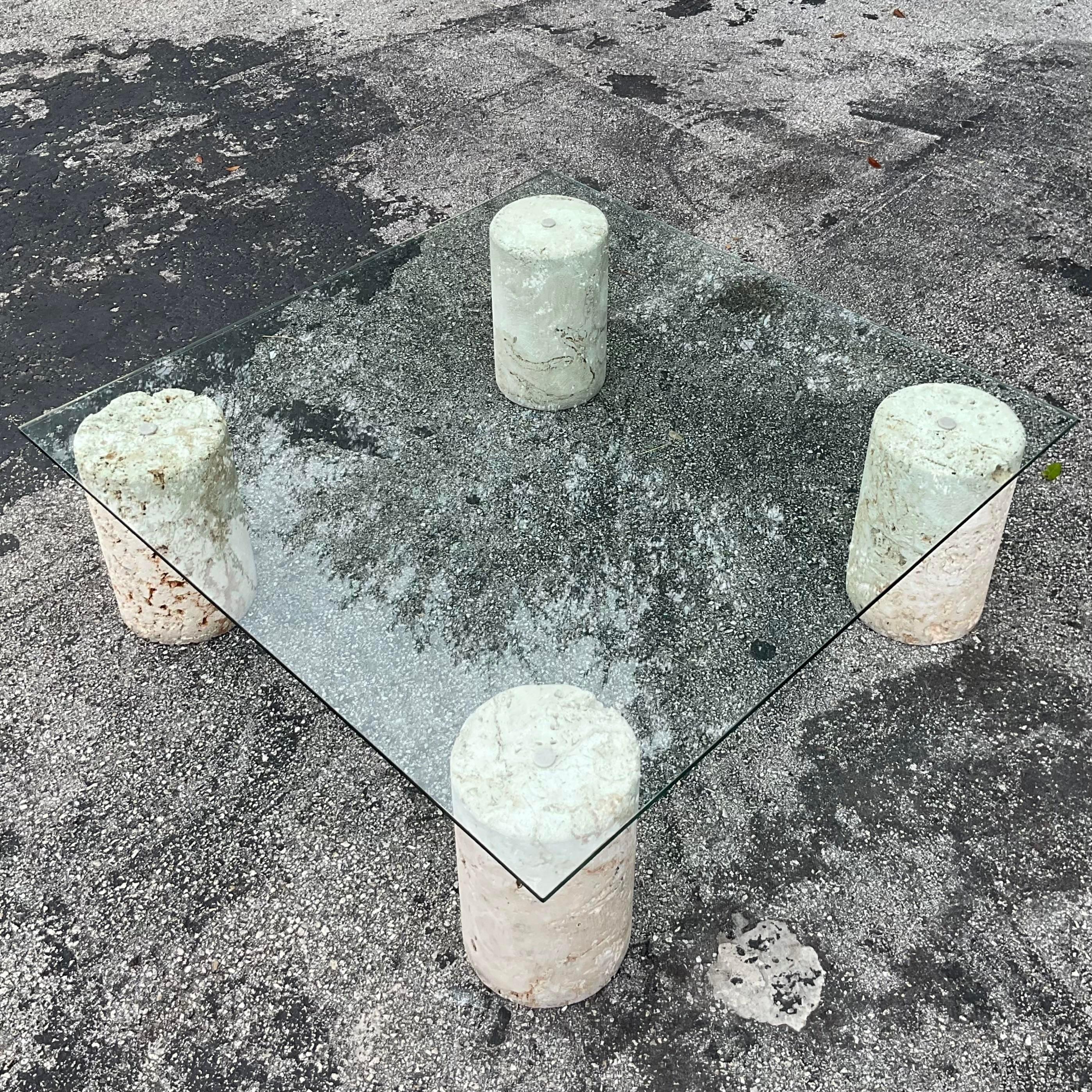 Élevez votre espace de vie avec cette table basse Vintage By By Coquina Stone Cylinder Coffee Table. Sa texture en pierre naturelle et son design cylindrique élégant allient le charme rustique à l'élégance moderne, ce qui en fait une pièce
