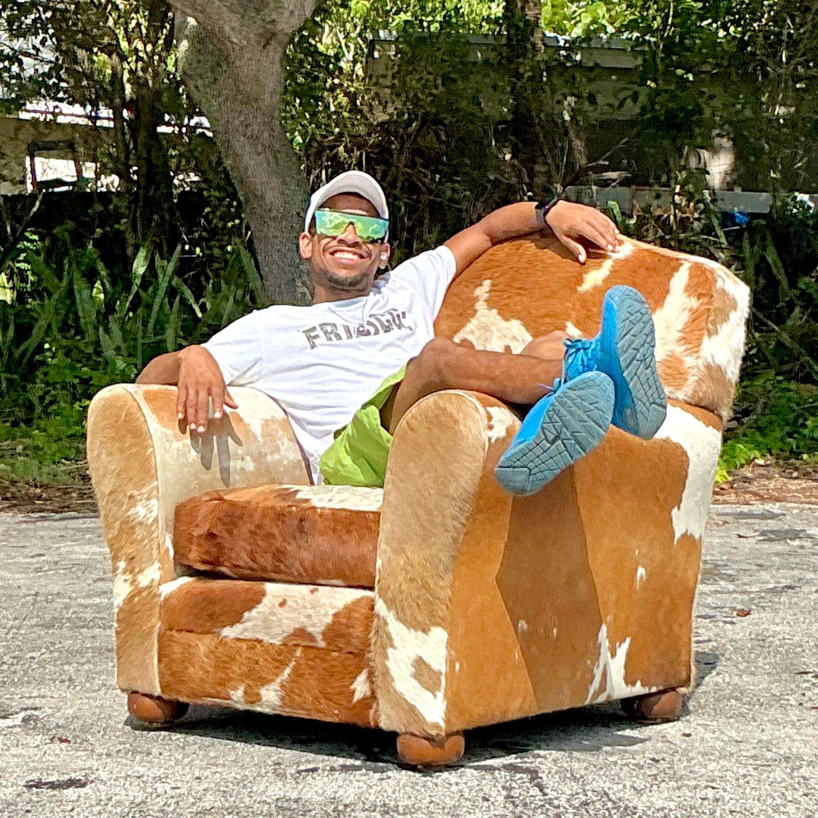 Vintage Boho Cowhide Lounge Stuhl (amerikanisch) im Angebot