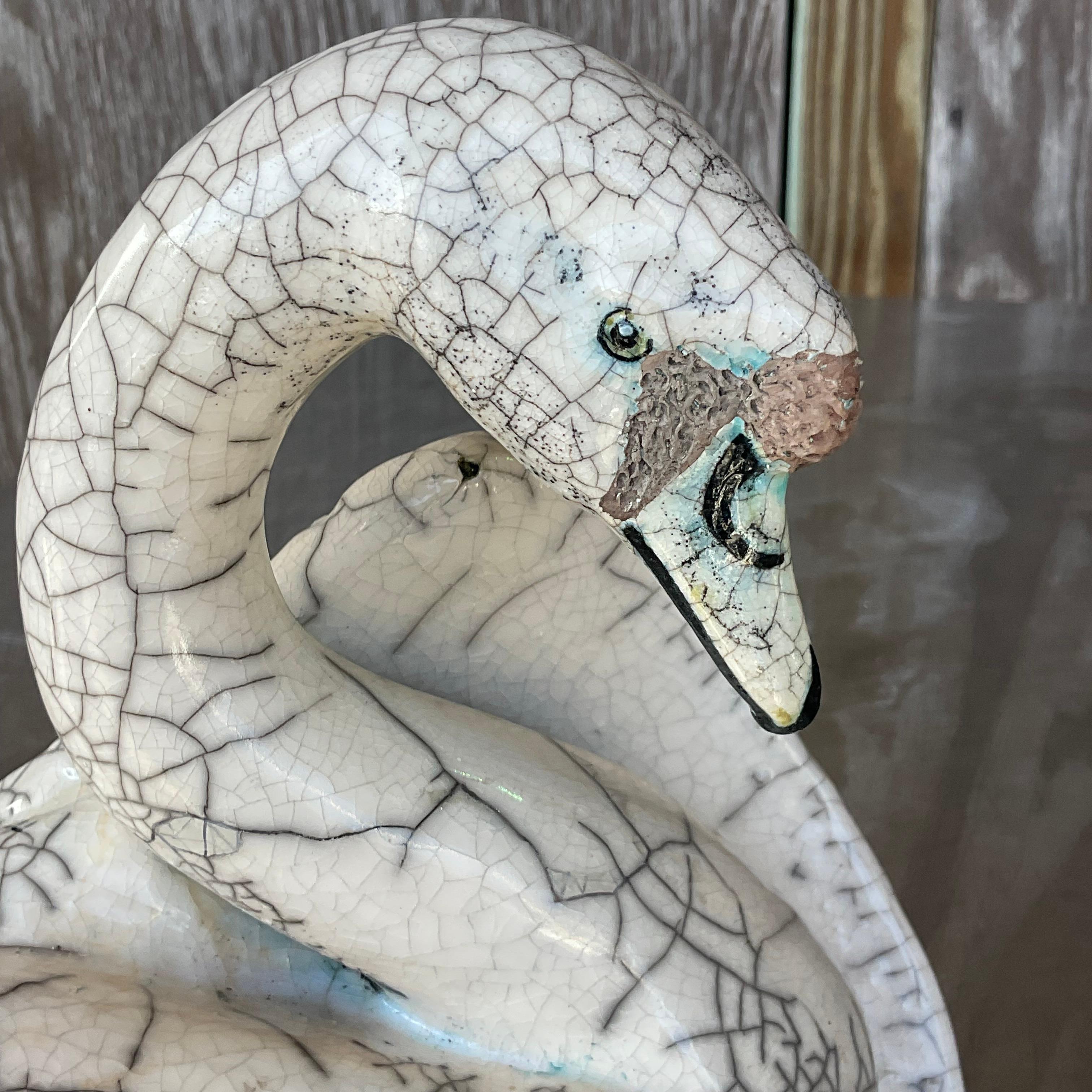 Laissez-vous séduire par le charme bohème avec ce cygne vintage en céramique émaillée craquelée, témoignage intemporel du style éclectique américain. Avec son design fantaisiste et sa finition texturée, ce cygne dégage une allure artistique,