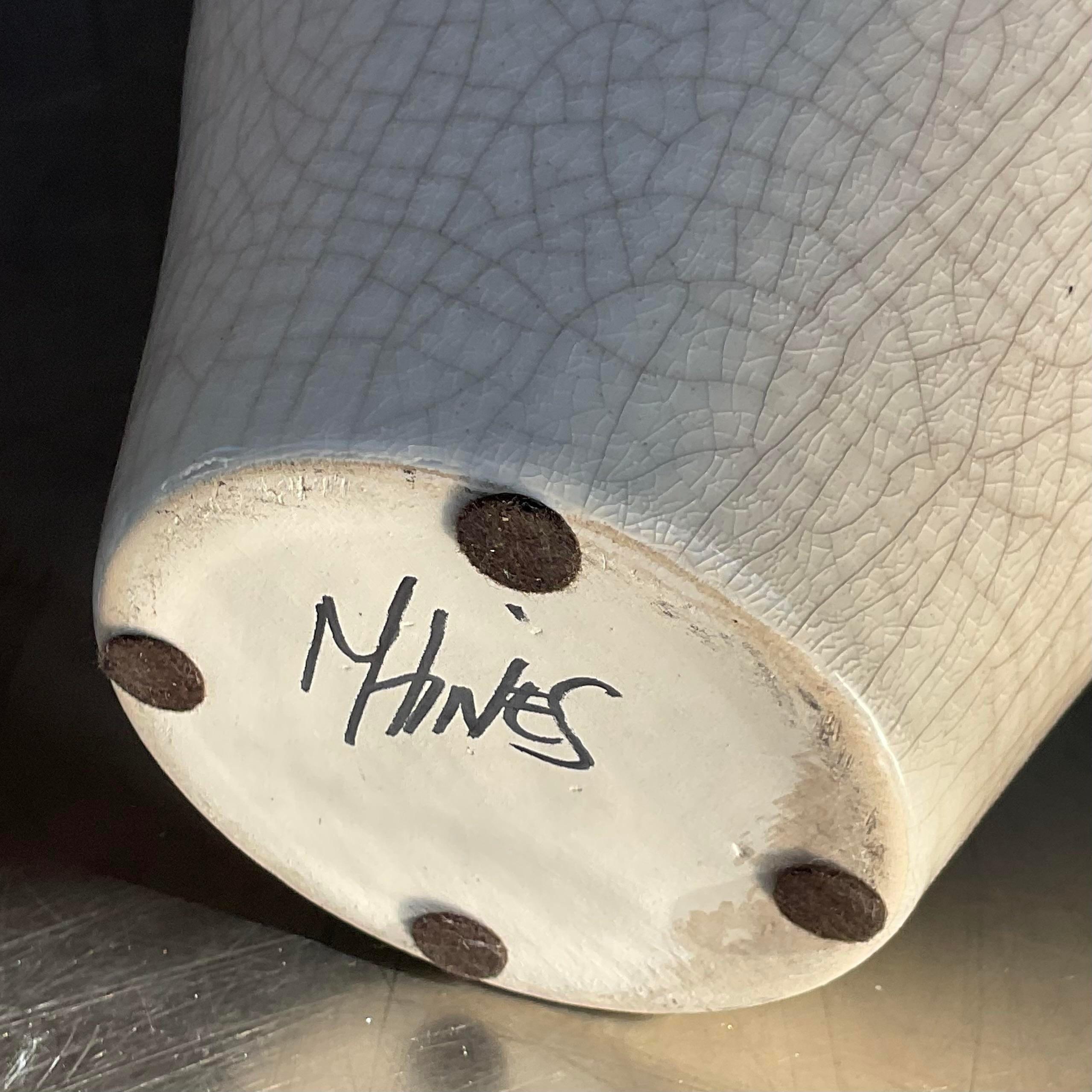 Eine fabelhafte Vintage-Vase im Boho-Stil. Ein schickes Craquelé-Finish auf einem glasierten Keramikstück. Signiert vom Künstler auf der Unterseite. Erworben aus einem Nachlass in Palm Beach.