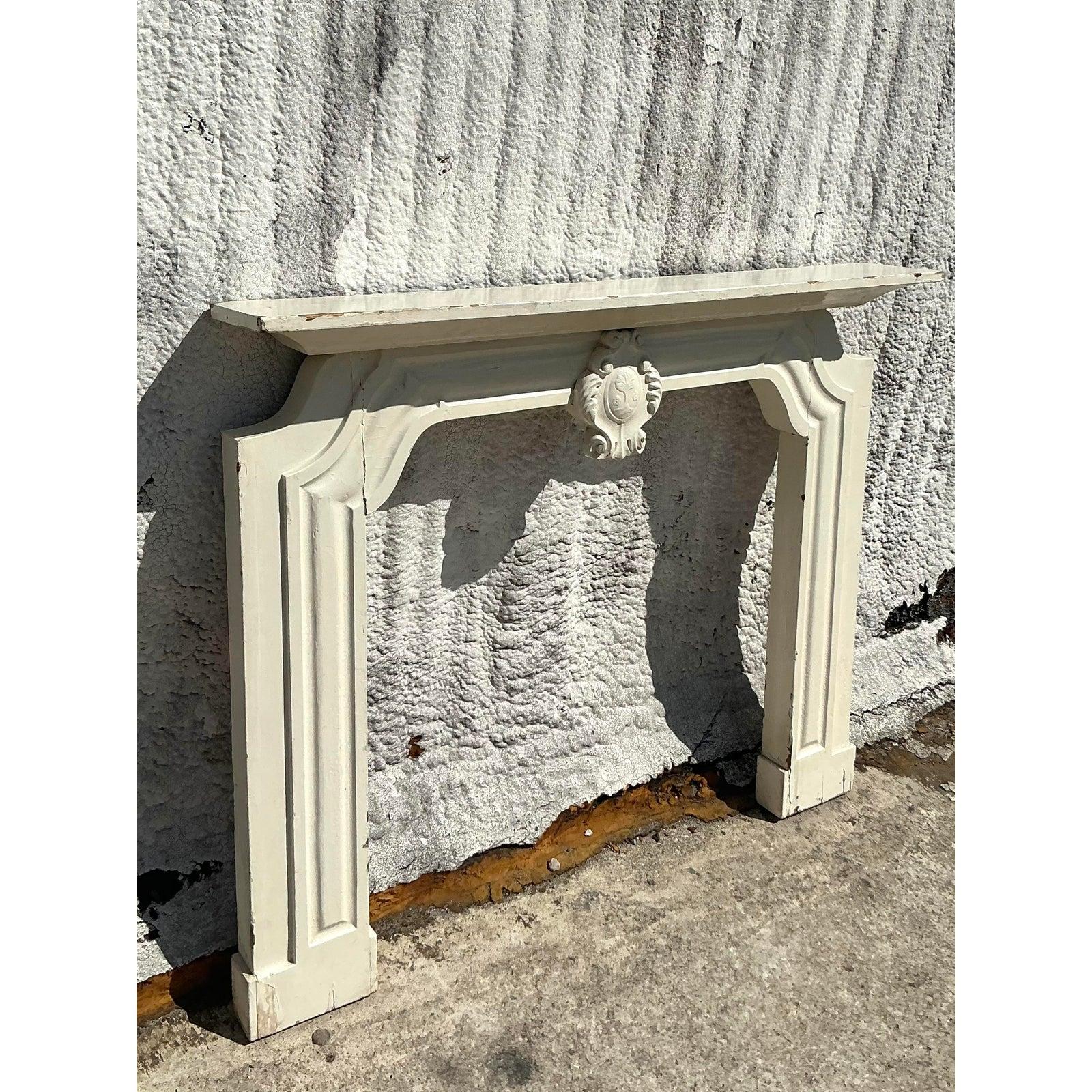 Ajoutez une élégance architecturale à votre espace avec cet entourage de cheminée boho vintage à crête, une pièce intemporelle qui allie magnifiquement la forme classique à une sophistication décontractée. Doté de lignes nettes, de moulures