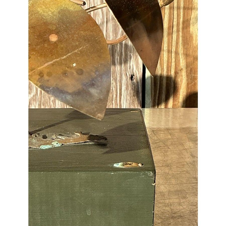 Aggiungi un tocco di estrosità e stile artistico al tuo arredamento con questa scultura vintage boho Curtis Jere 'Bird in Nest'. Realizzato in metallo con dettagli intricati, questo pezzo iconico mostra un affascinante uccello appollaiato