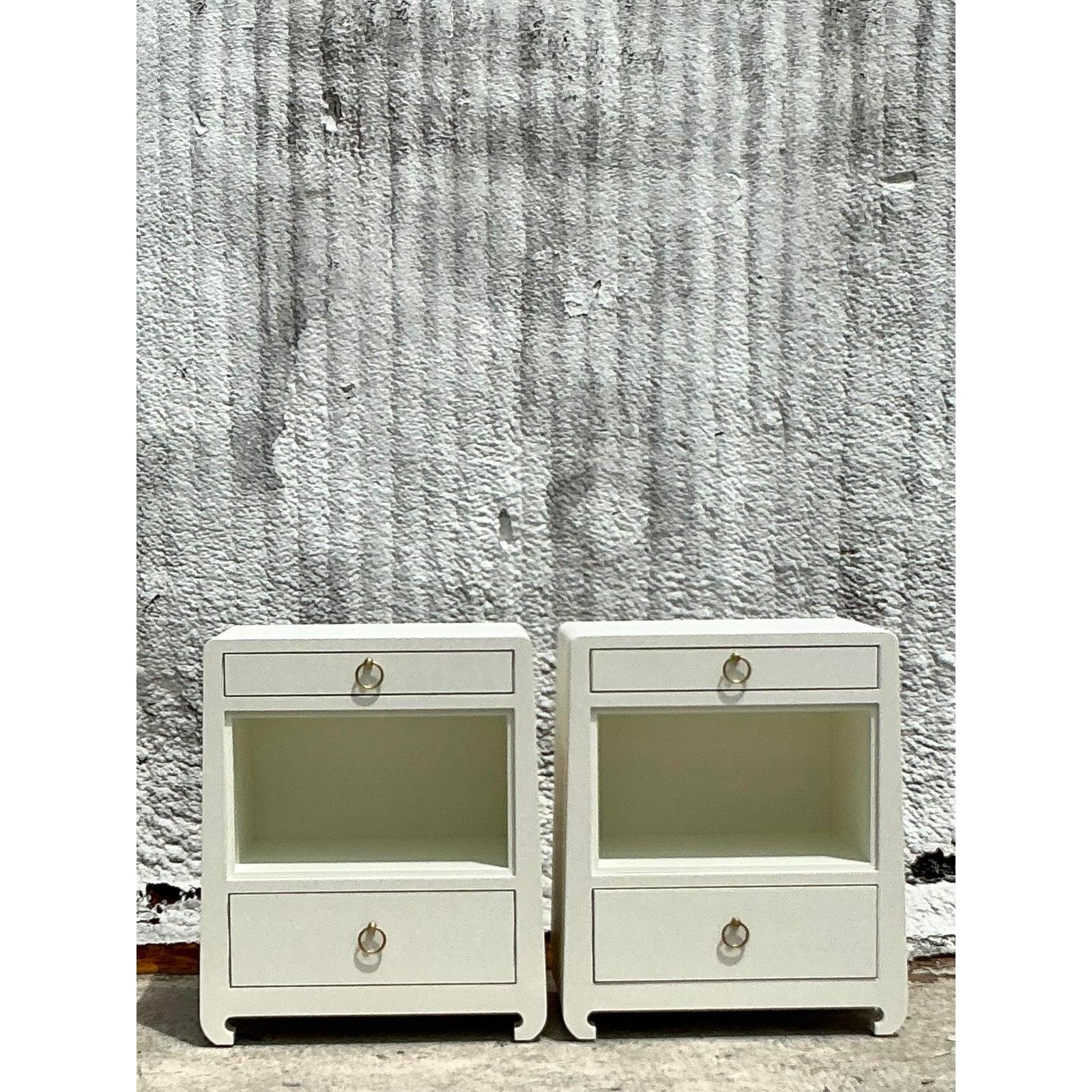 Eleva la tua camera da letto con questa raffinata coppia di Comodini su misura in tessuto erboso Vintage Boho. Questi comodini fondono il fascino vintage con l'atmosfera bohémien, grazie a un'esclusiva trama a pelo d'erba che aggiunge un tocco di
