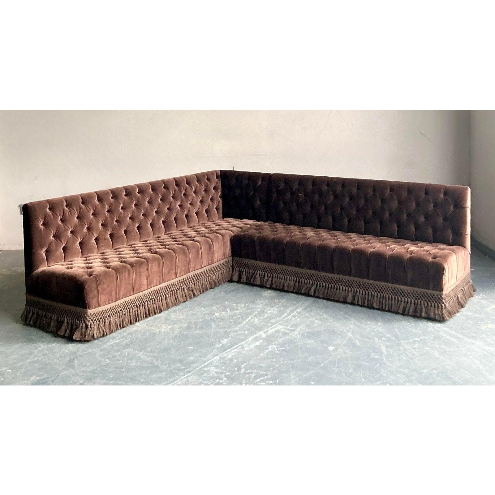 Abbraccia un lusso senza pari con questo divano componibile vintage, un esempio magistrale di design Hollywood Regency e massimalista degli anni Settanta. Rivestito in un ricco velluto di seta Schumacher Performance marrone cioccolato, il pezzo