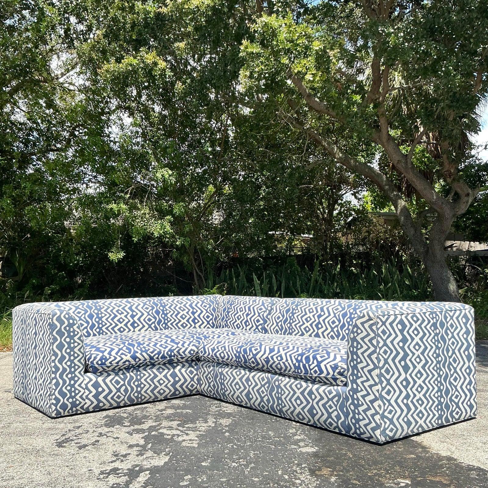 Setzen Sie einen kühnen und raffinierten Akzent mit diesem unglaublichen Vintage-Sofa, das mit dem kultigen 
