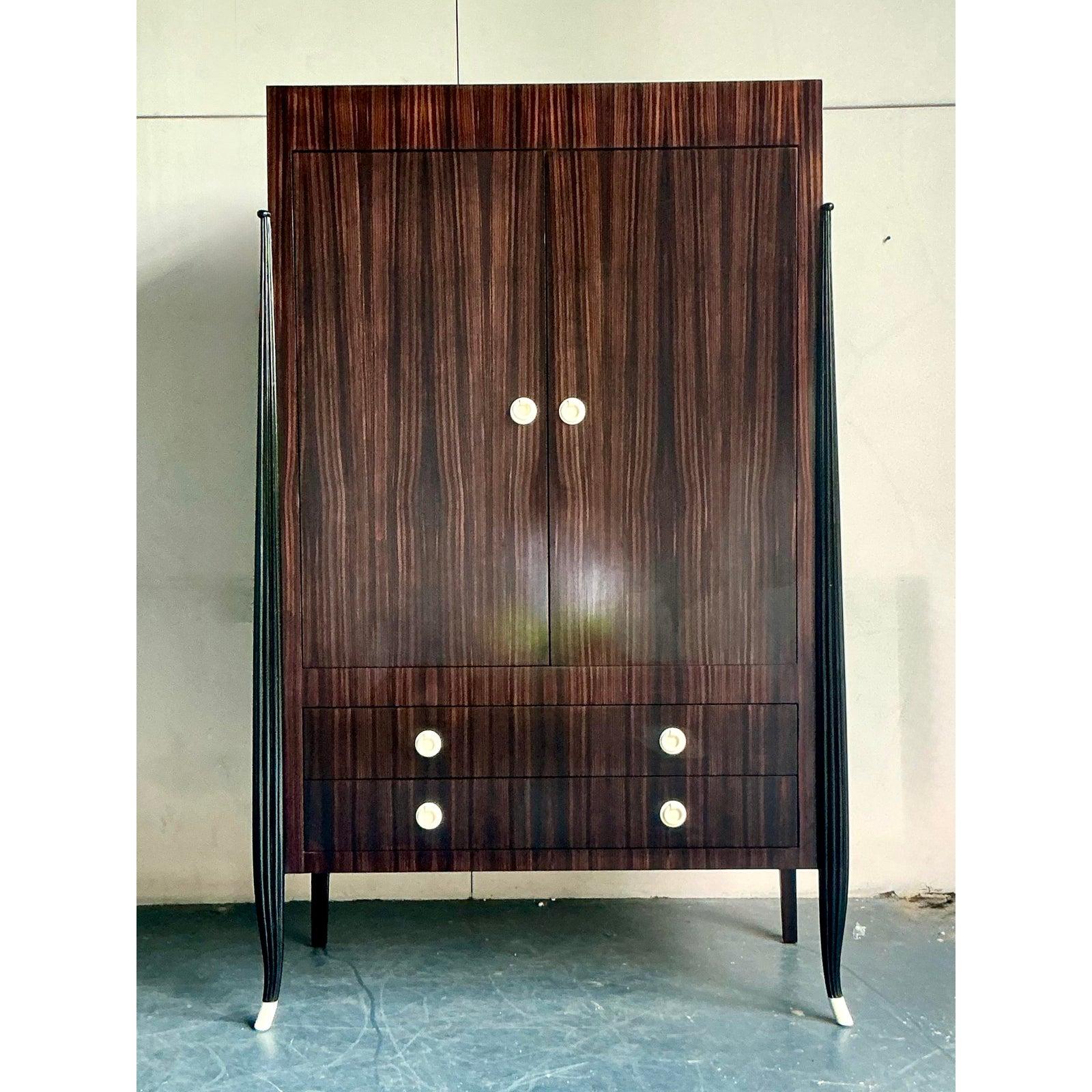 Dieser prächtige Schrank ist ein monumentales Beispiel für maßgeschneiderten Luxus und wurde von den renommierten V. Rossi Cabinet Makers aus Philadelphia meisterhaft gefertigt. Das Stück zeigt ein atemberaubendes, hochgradig gemasertes