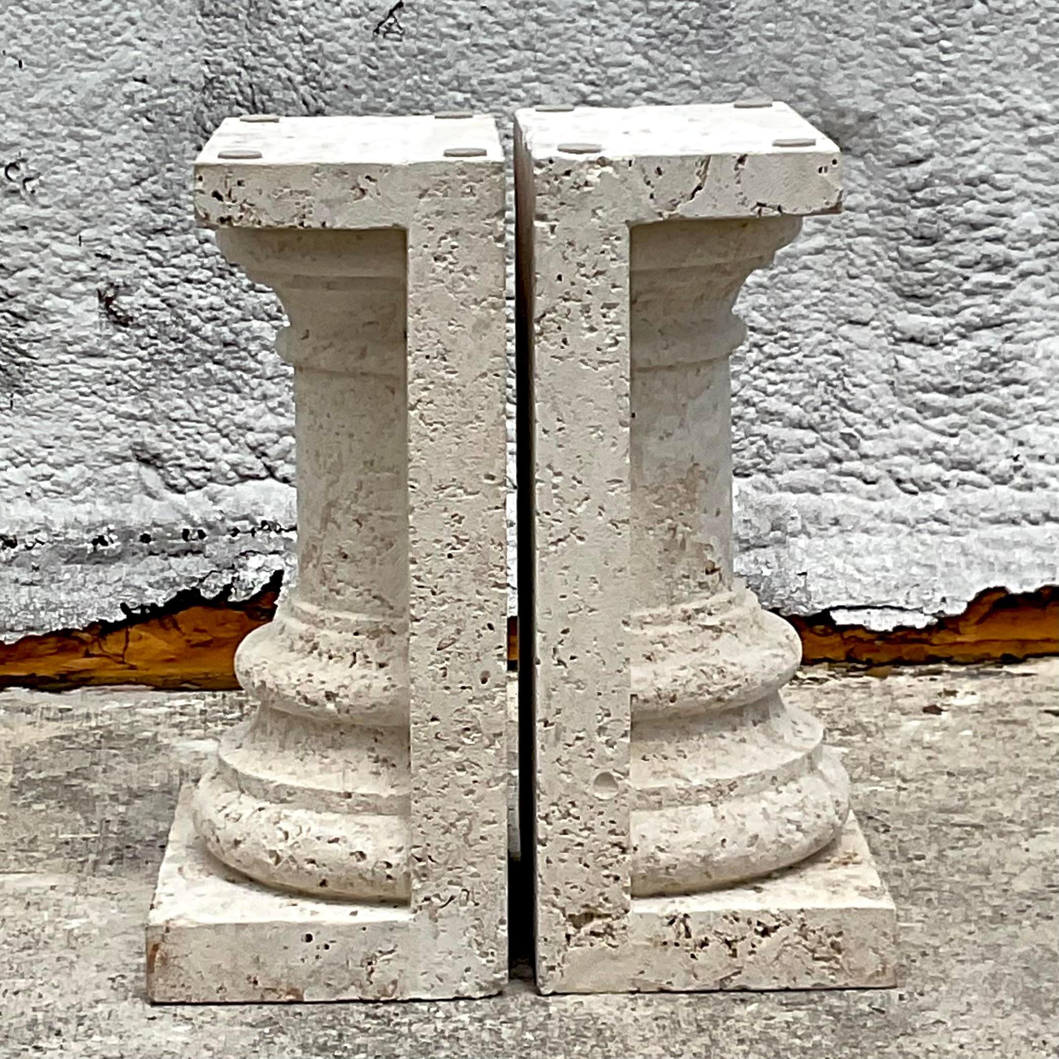 Eleva il tuo spazio con i nostri piedistalli da tavolo in pietra coquina dal taglio vintage Boho - Una coppia. Realizzati negli Stati Uniti, questi piedistalli mettono in mostra l'artigianato americano e la bellezza naturale, offrendo un mix
