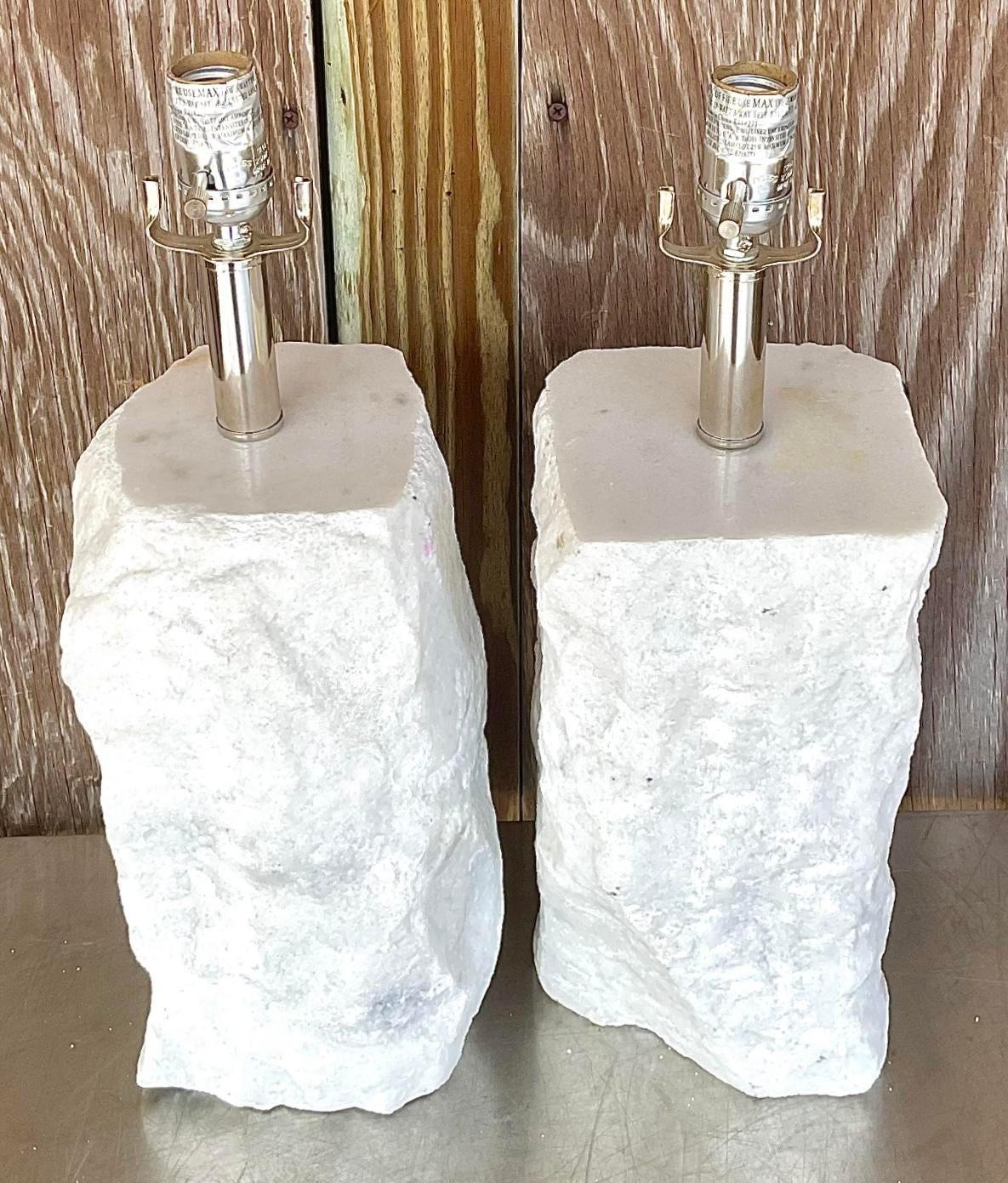 Dieses Paar Vintage-Lampen aus geschliffenem Boho-Marmor wertet Ihre Einrichtung auf und verbindet böhmisches Flair mit zeitloser amerikanischer Raffinesse. Die aus exquisitem Marmor gefertigten und mit einzigartigen Schliffen verzierten Lampen