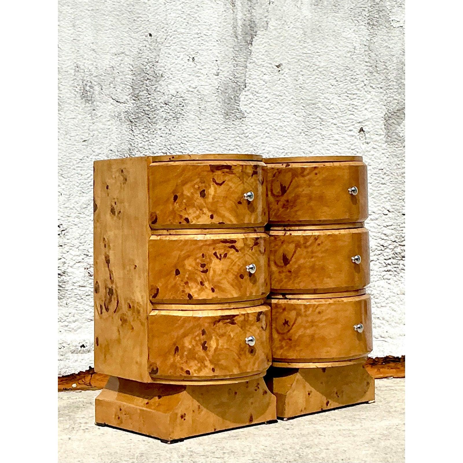 Abbraccia il fascino senza tempo dell'epoca Art Déco con questa squisita coppia di comodini in legno di radica. Con una magnifica silhouette a 