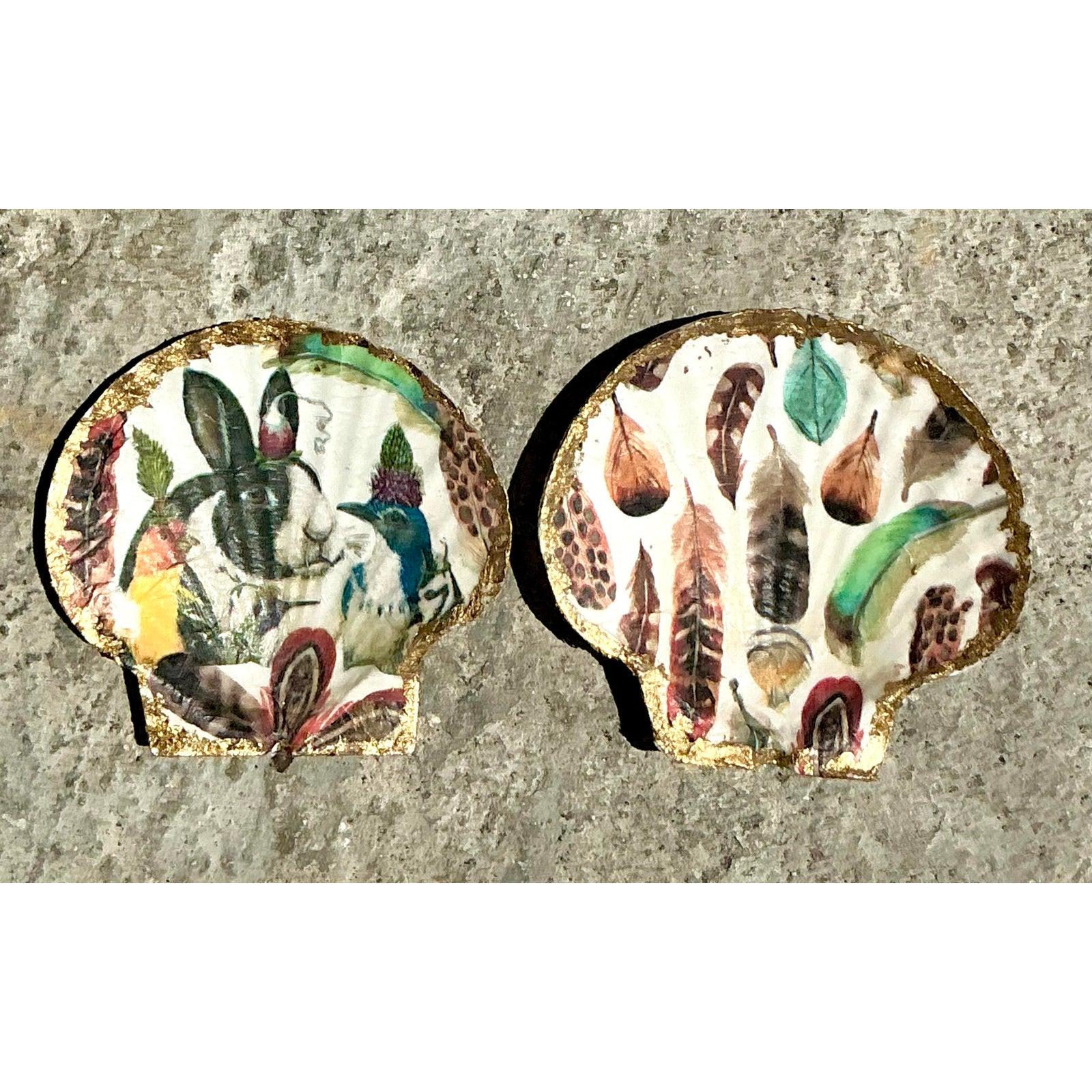 Dai un tocco di fascino stravagante al tuo arredamento con questo incantevole set di due conchiglie d'ostrica vintage a decoupage Boho. Una presenta un delizioso serraglio di creature del bosco e uccelli, mentre l'altra mette in mostra una vibrante