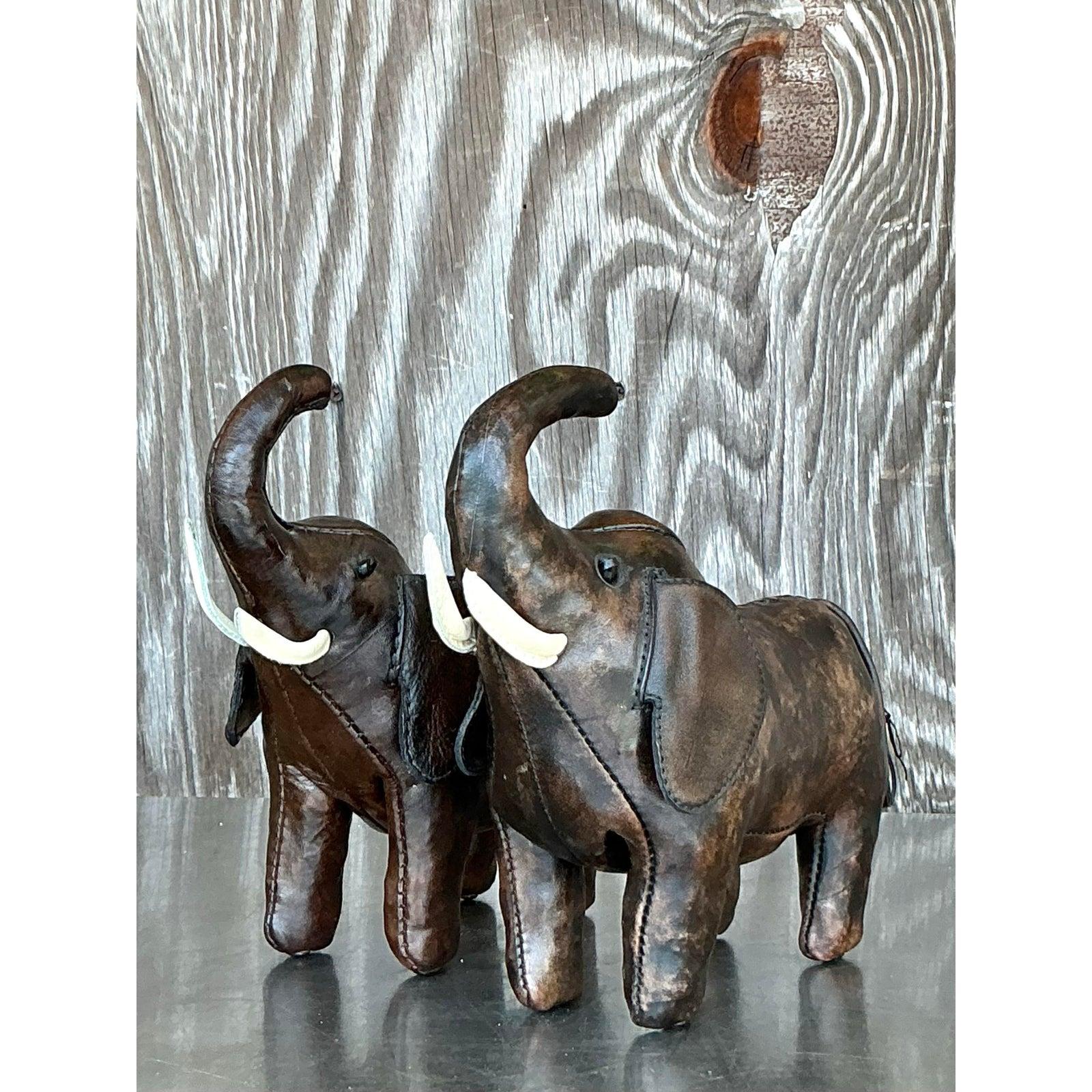 Introduisez une touche de charme safari vintage et de fantaisie bohème avec ce set de deux petits éléphants en cuir, fabriqués dans le style bien-aimé 