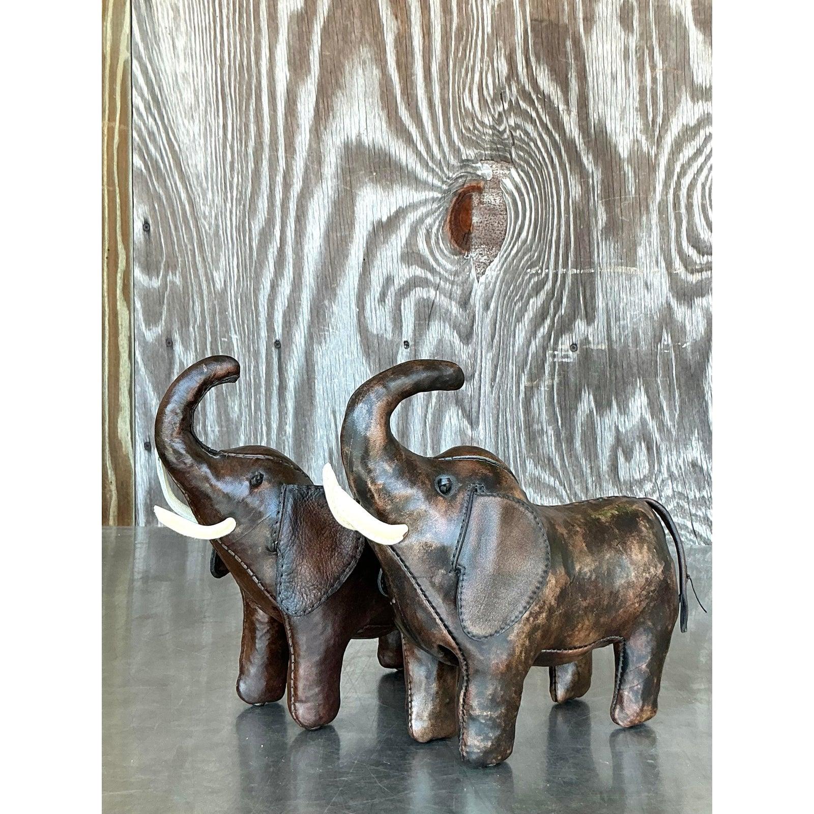 Mid-Century Modern Vintage Boho Dimuntive Leather Elephants d'après Omersa - Lot de 2 en vente