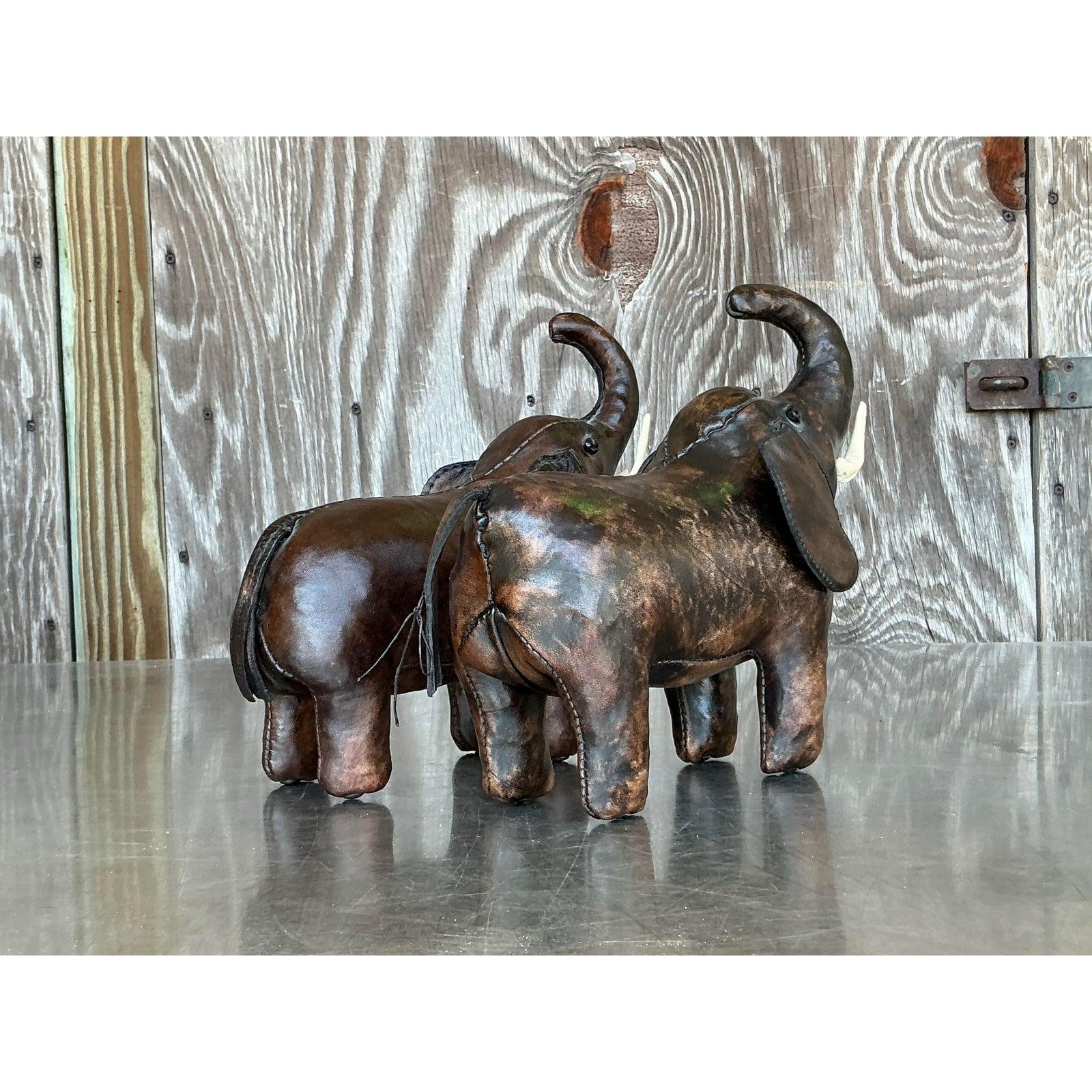Vintage Boho Dimuntive Leather Elephants d'après Omersa - Lot de 2 Bon état - En vente à west palm beach, FL