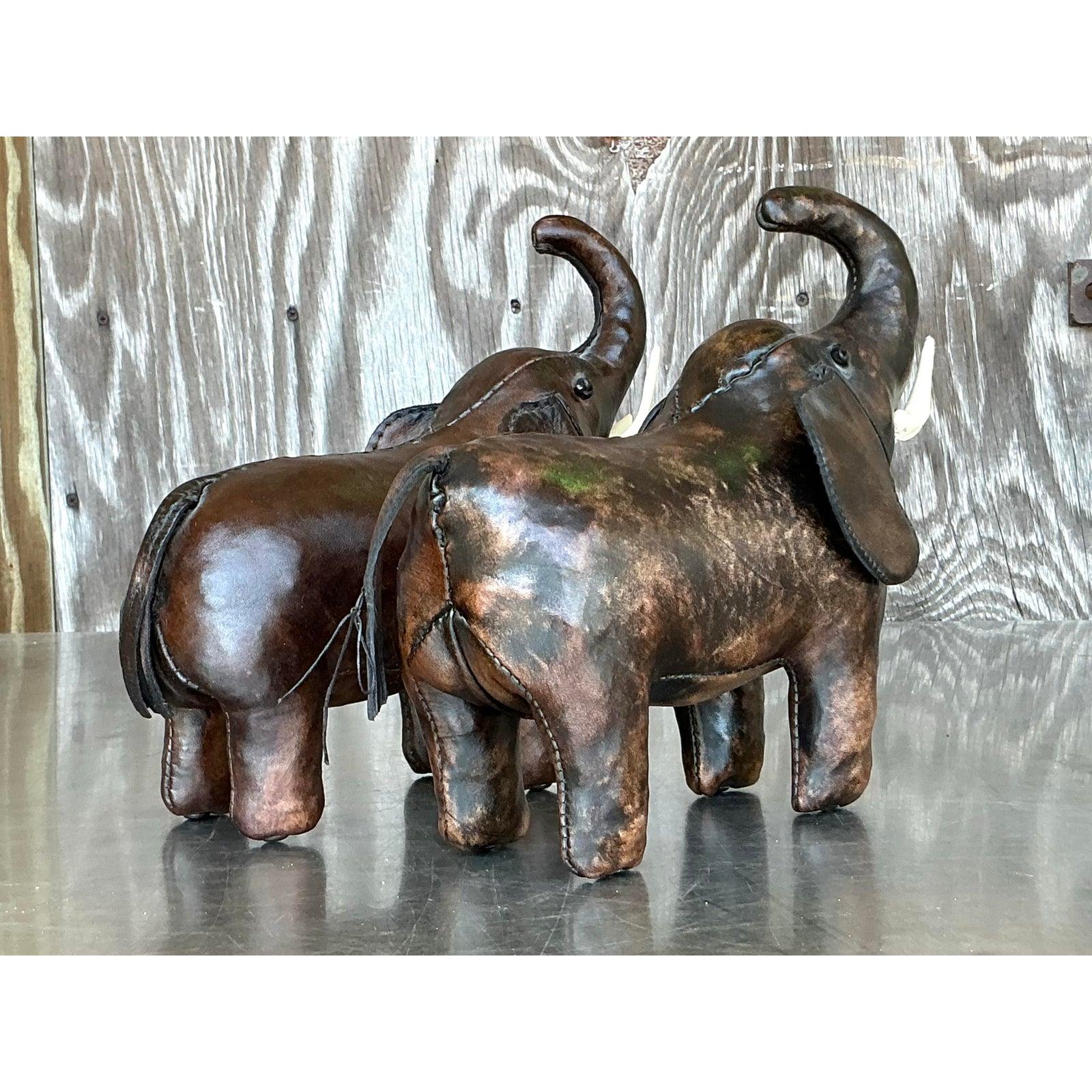 20ième siècle Vintage Boho Dimuntive Leather Elephants d'après Omersa - Lot de 2 en vente