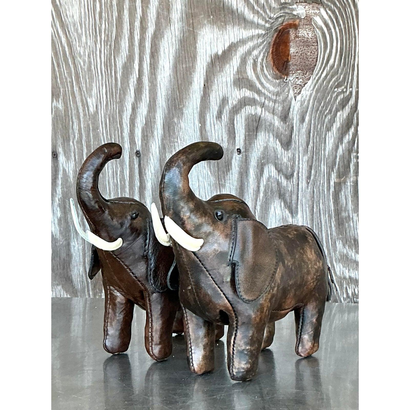Cuir Vintage Boho Dimuntive Leather Elephants d'après Omersa - Lot de 2 en vente