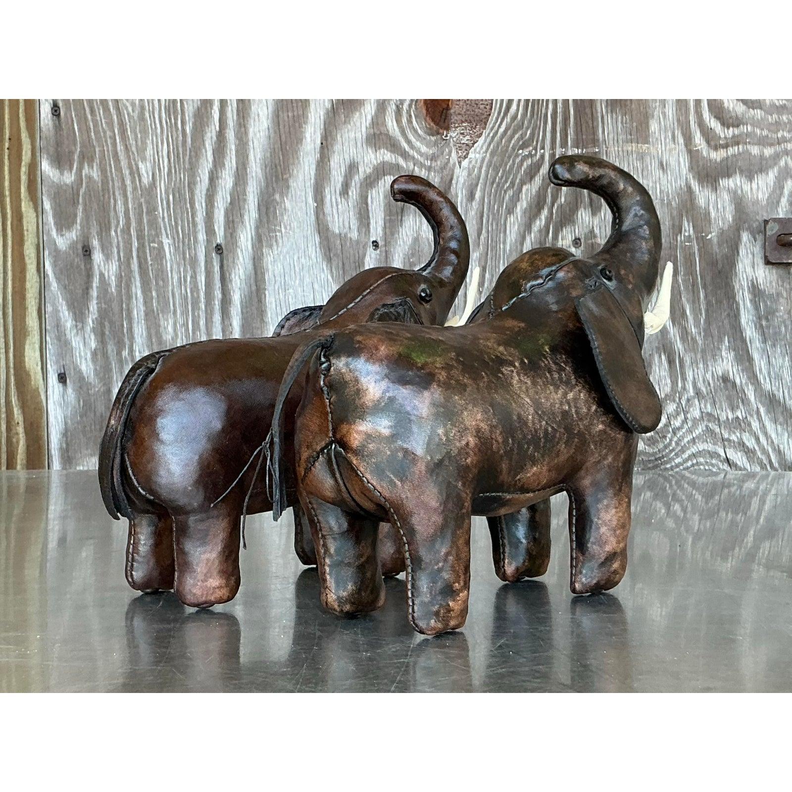 Vintage Boho Dimuntive Leather Elephants d'après Omersa - Lot de 2 en vente 1