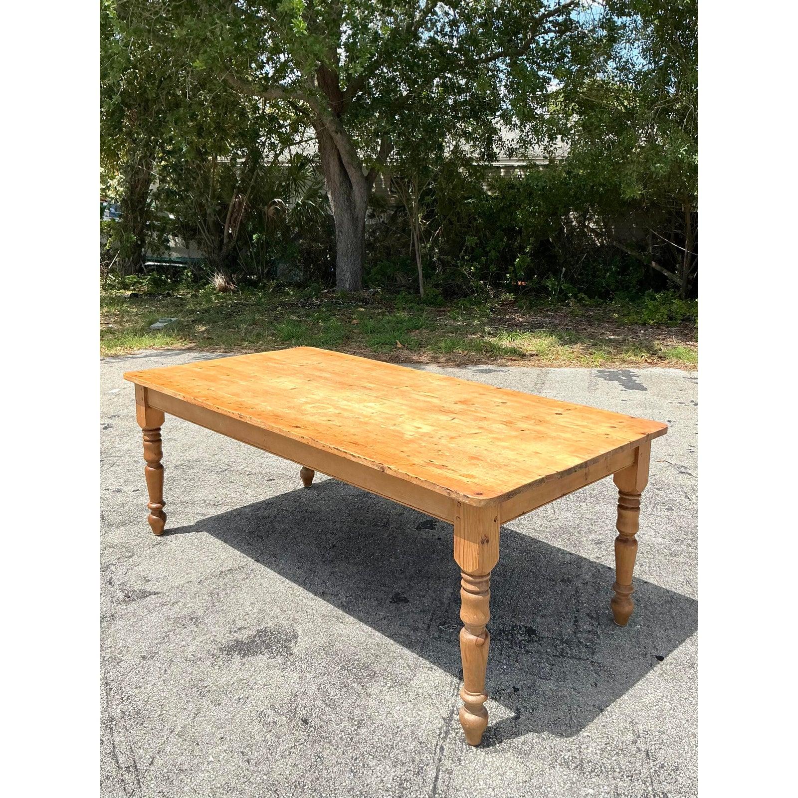 Apportez un charme rustique et une élégance fonctionnelle à votre espace repas avec cette table de ferme Vintage Boho. Fabriquée en bois massif et dotée d'une finition naturellement vieillie, cette table aux dimensions généreuses présente des pieds