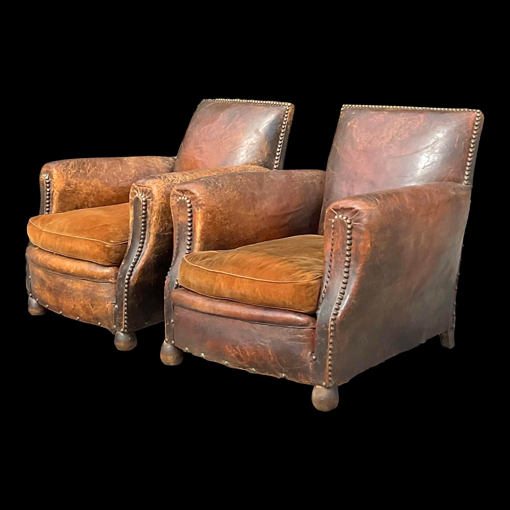 Paire de fauteuils club en cuir Art Déco français vieillis style Boho en vente 5