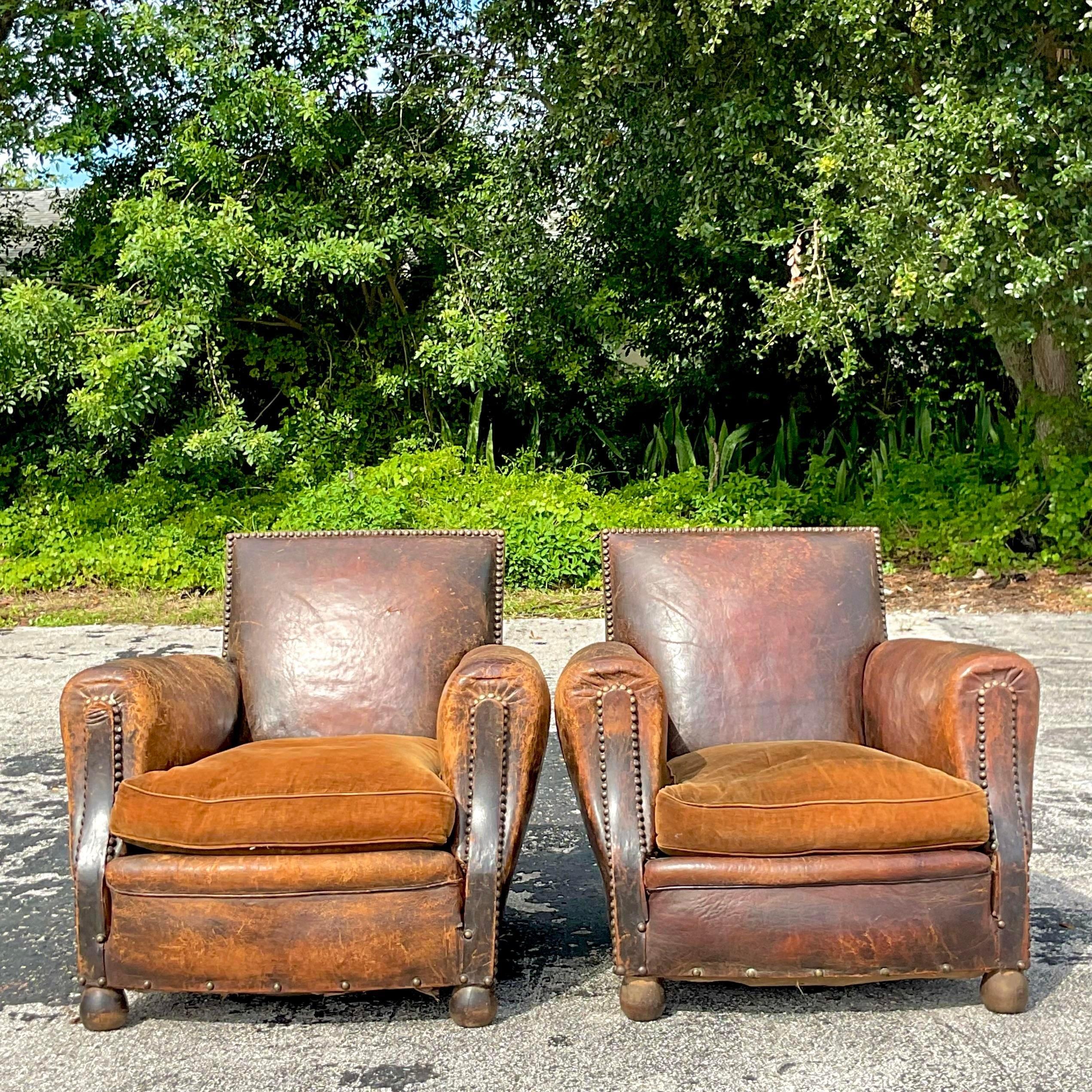 Début du 20ème siècle Paire de fauteuils club en cuir Art Déco français vieillis style Boho en vente