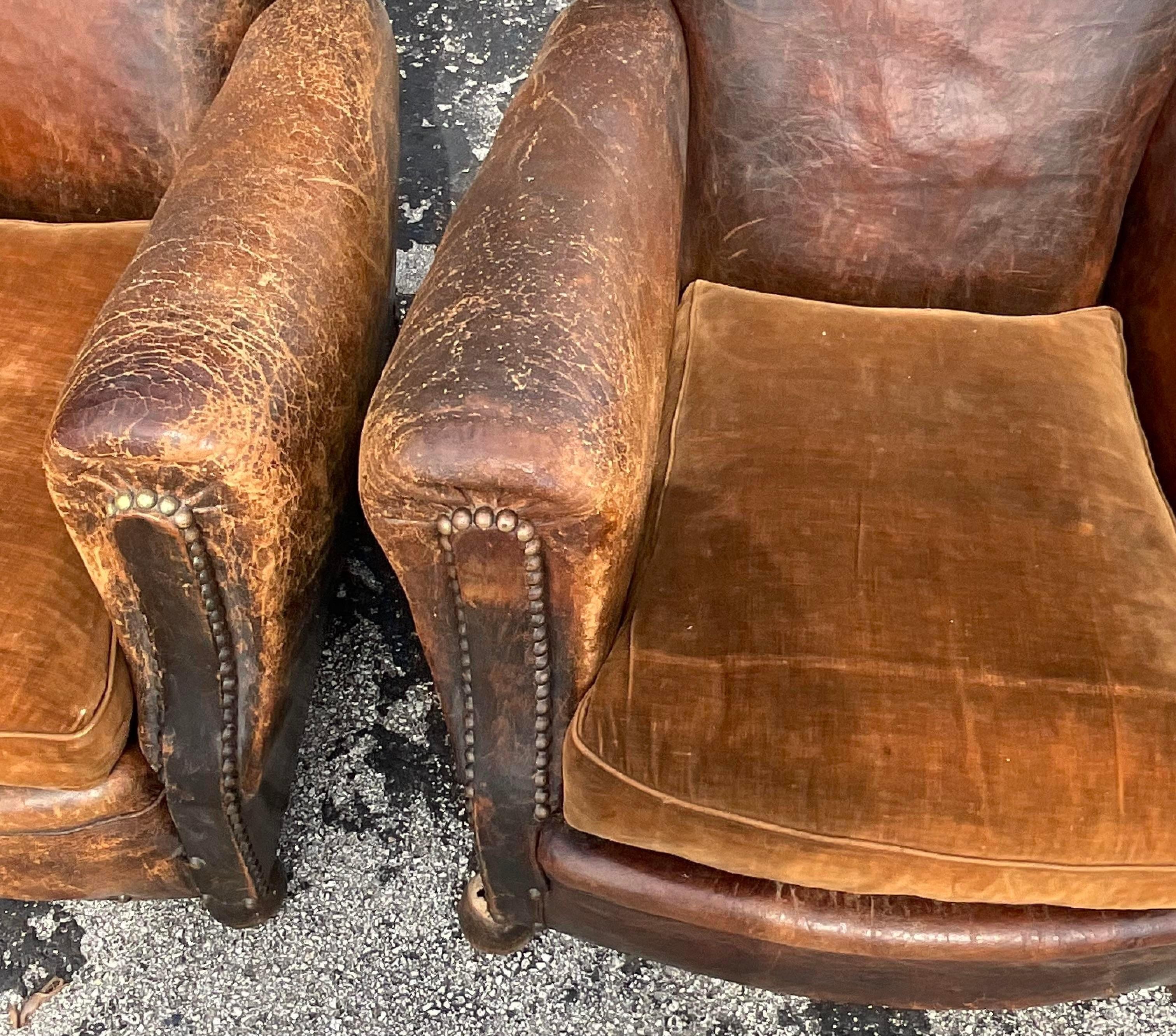 Cuir Paire de fauteuils club en cuir Art Déco français vieillis style Boho en vente