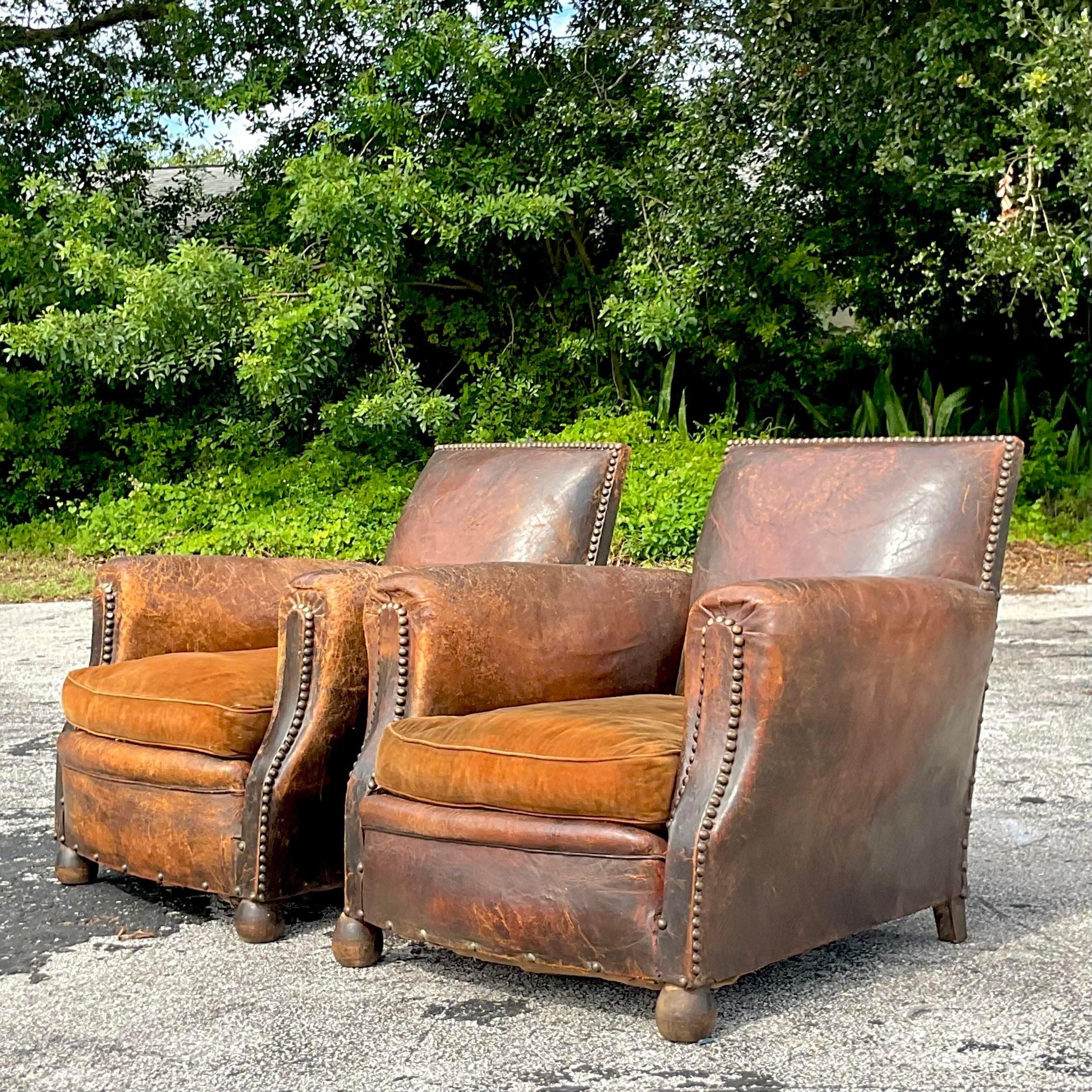 Paire de fauteuils club en cuir Art Déco français vieillis style Boho en vente 1