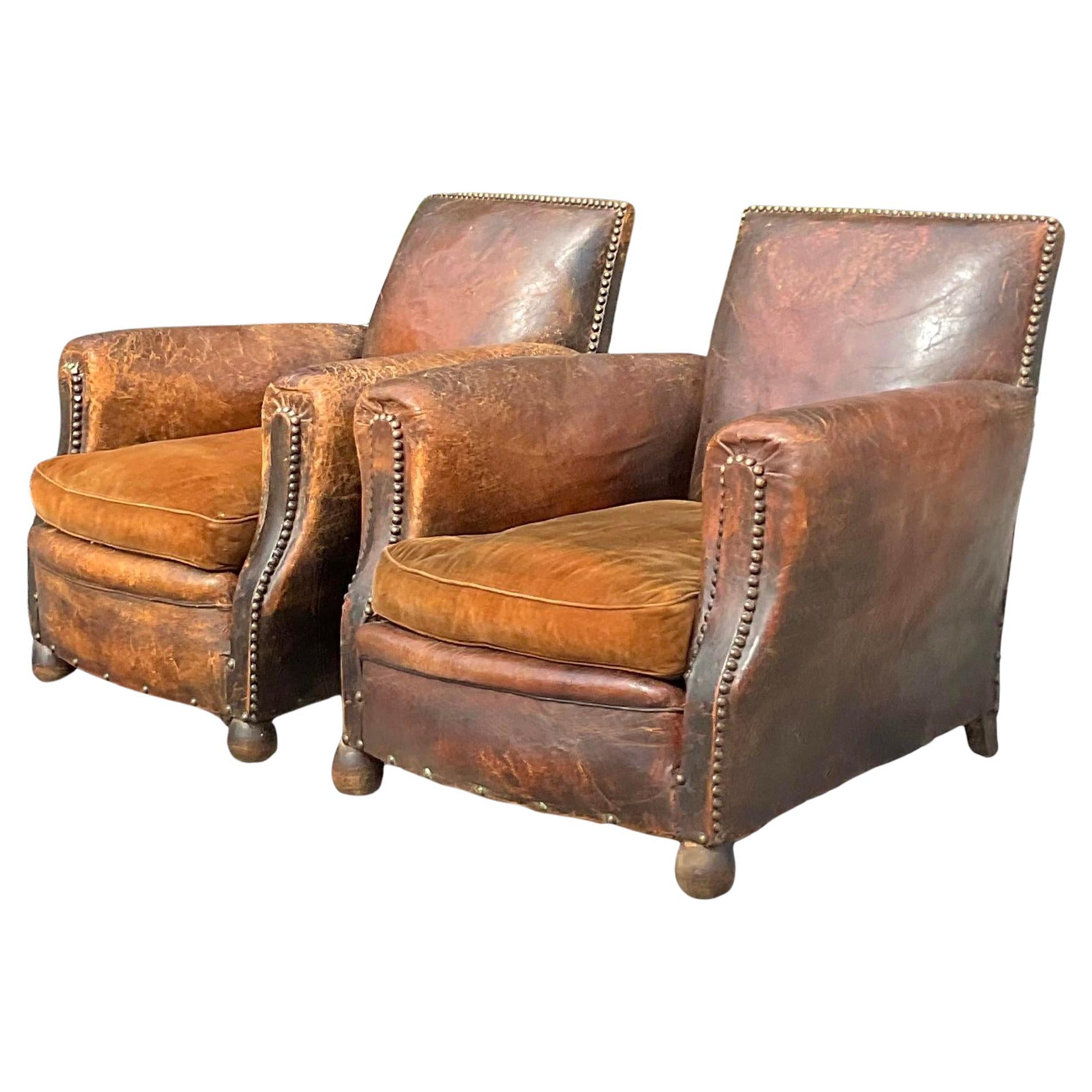 Paire de fauteuils club en cuir Art Déco français vieillis style Boho en vente