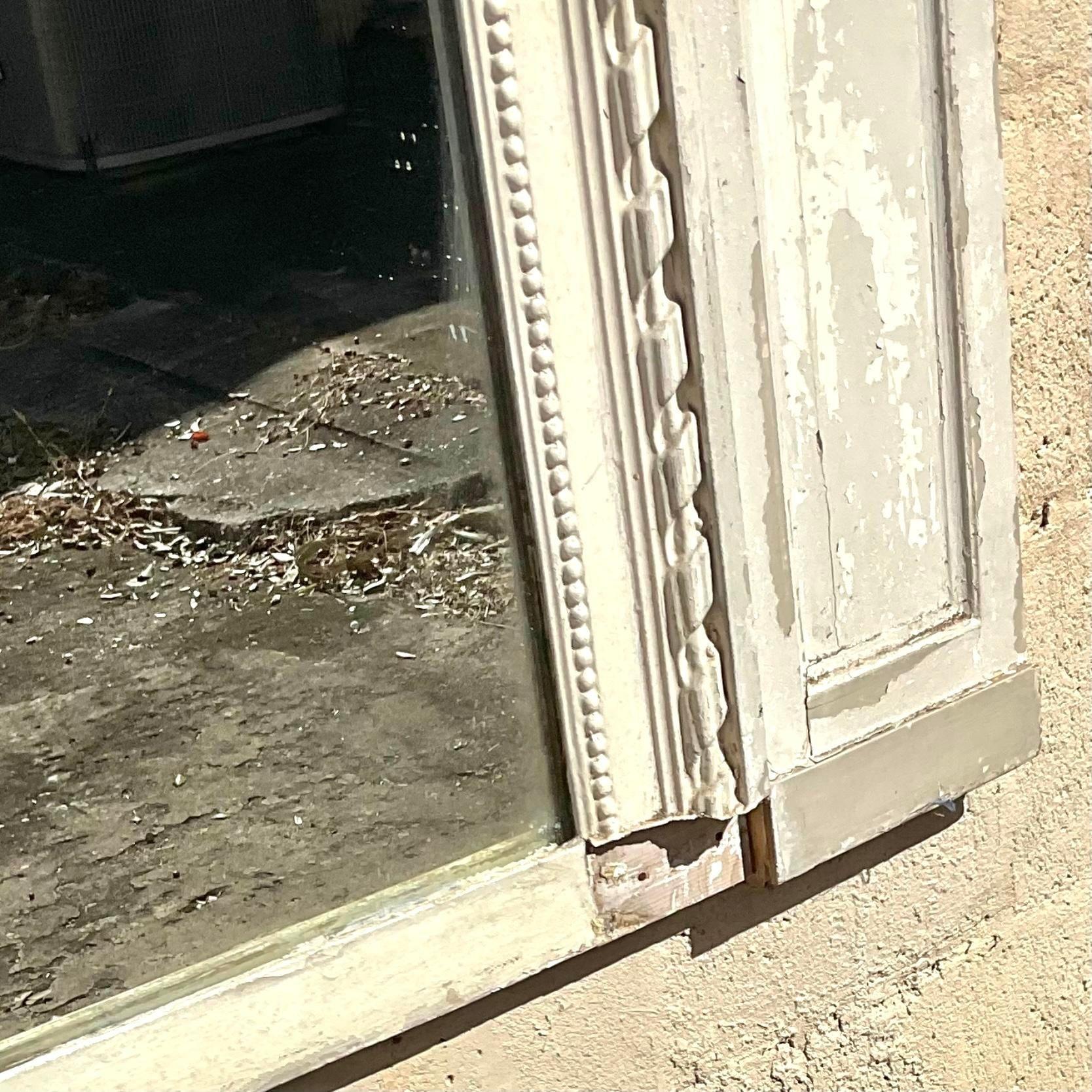 Ajoutez une touche d'élégance rustique à votre intérieur avec le miroir Vintage Boho Distressed Hand Carved. Cette pièce de style américain présente des détails complexes sculptés à la main et une finition joliment vieillie, parfaite pour rehausser