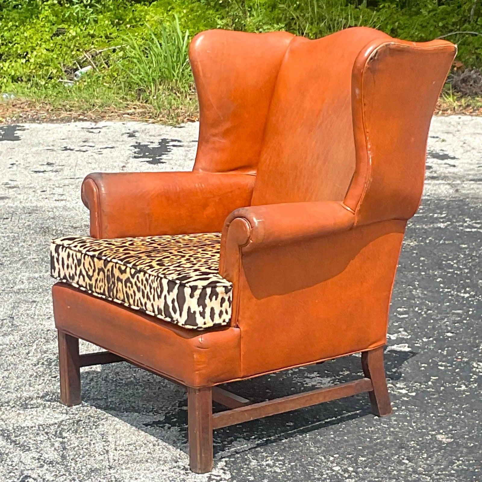 Une fabuleuse chaise à oreilles Boho vintage. Magnifique cuir Cognac avec un nouveau léopard. Coussin en velours. La chaise est dans un état très 