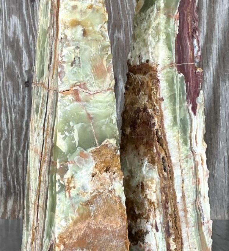 Paire d'obélisques d'opale vintage Boho en détresse, mélangeant la beauté altérée avec une touche d'art raffiné. Des couleurs magnifiques et une belle patine du temps. Acquis d'une propriété de Palm Beach. 