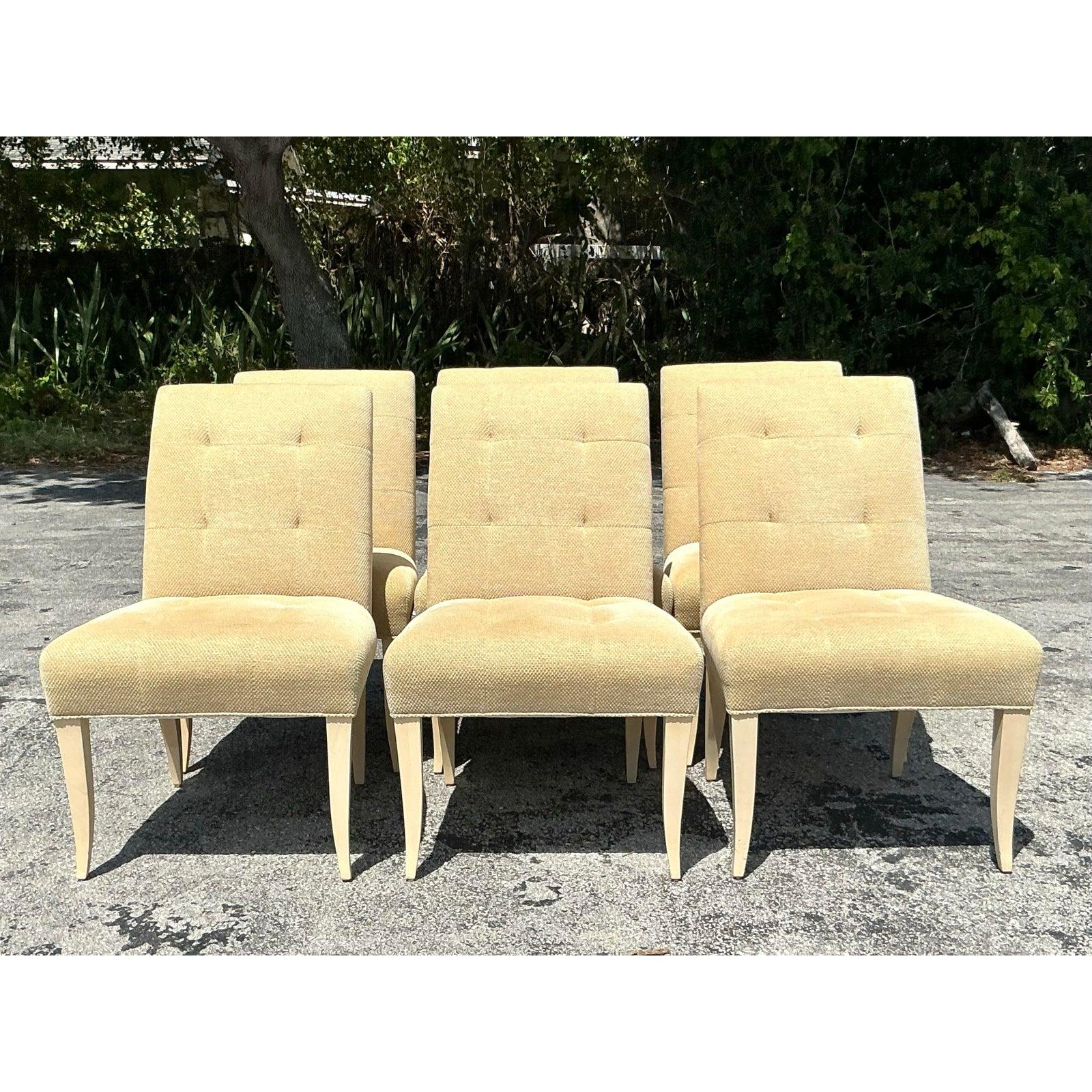 Verleihen Sie Ihrem Esszimmer einen Hauch von raffinierter böhmischer Eleganz mit diesem atemberaubenden Set aus sechs Vintage Boho Donghia Tufted Dining Chairs, die in den 1980er Jahren von der renommierten Luxusmarke Donghia hergestellt wurden.
